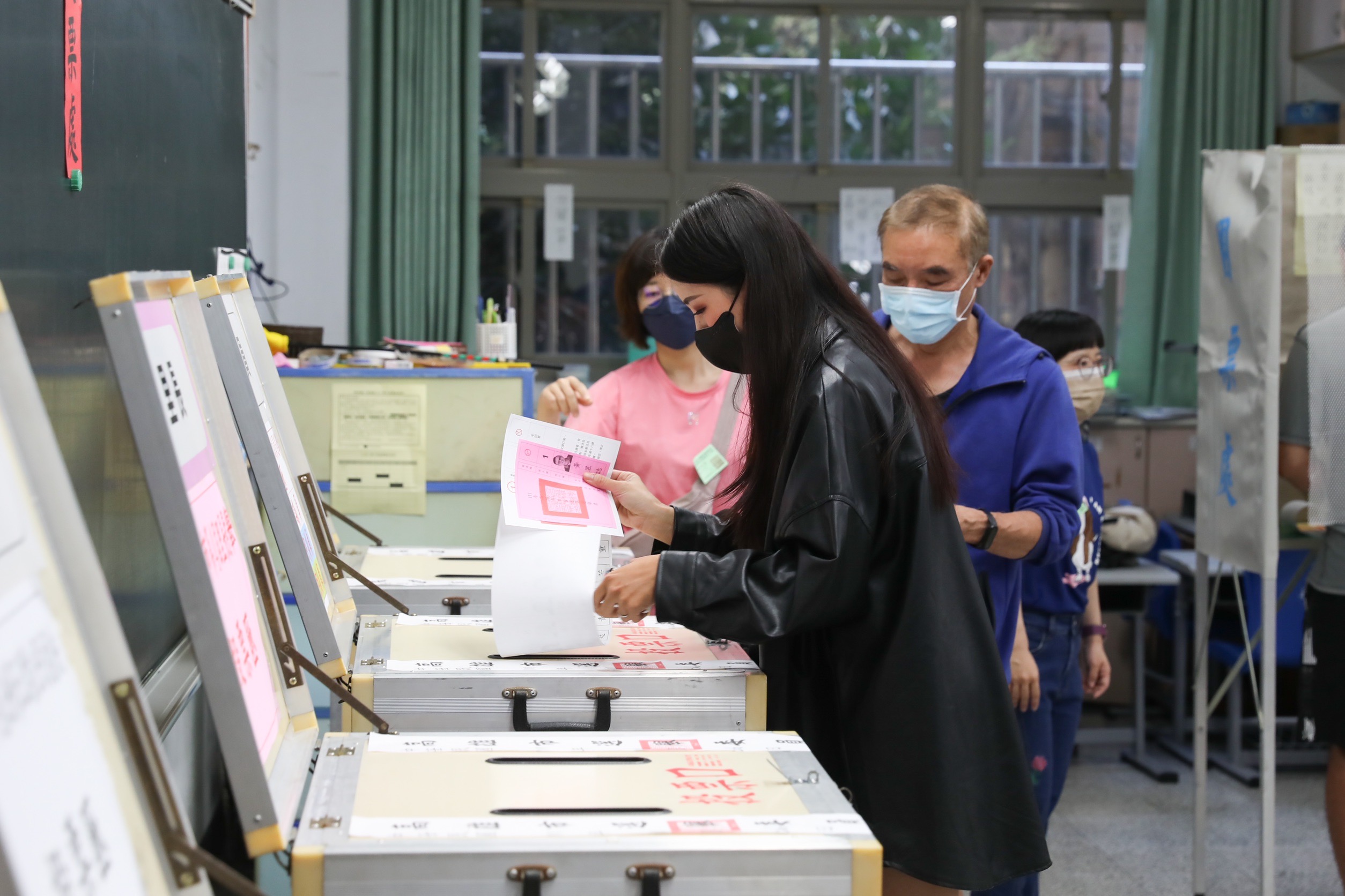 九合一投票與修憲公投登場，各地卻有不少違規情況傳出。