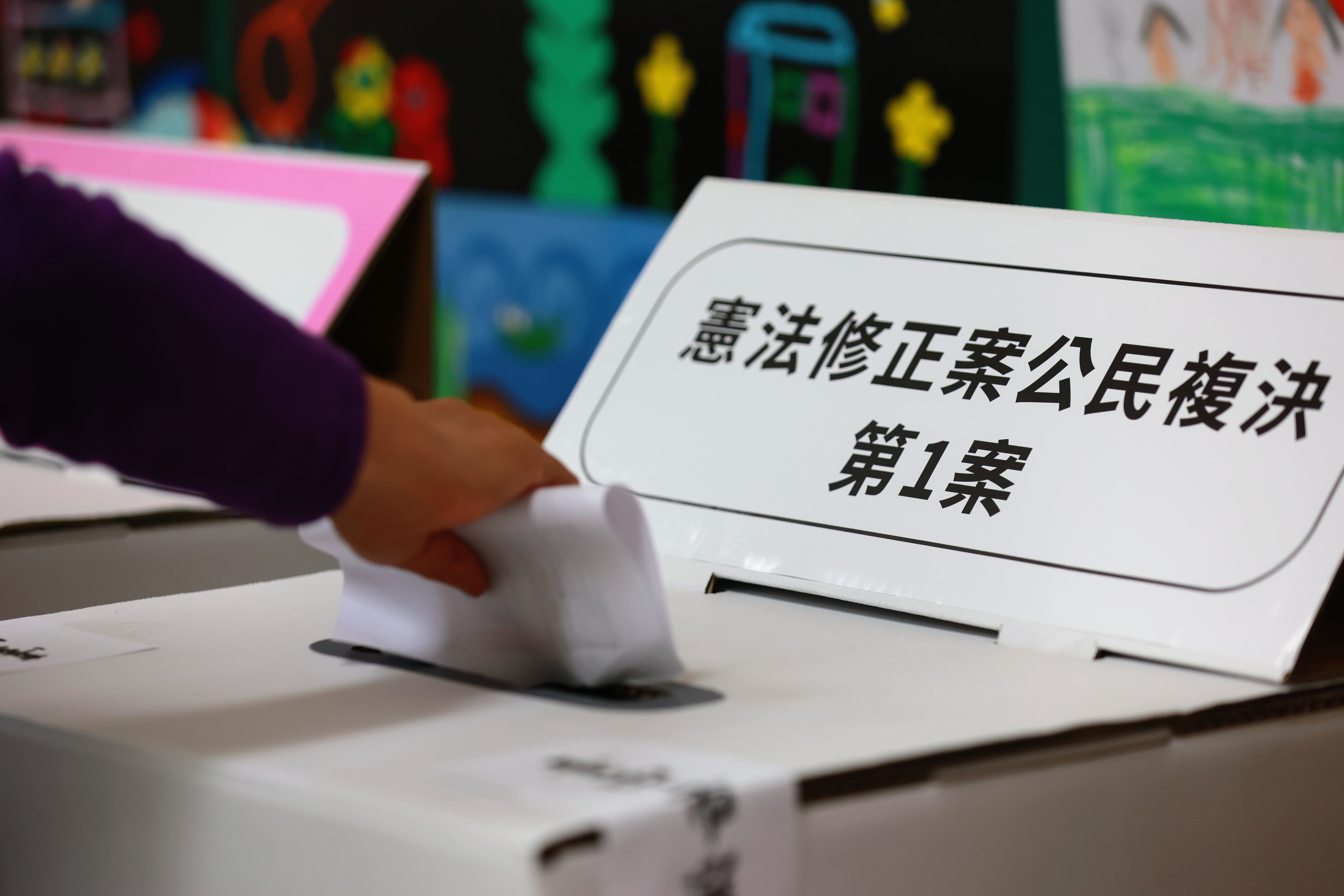 18歲公民權修憲投票今登場，卻傳出有地方選務人員「技術性阻撓」領公投票。