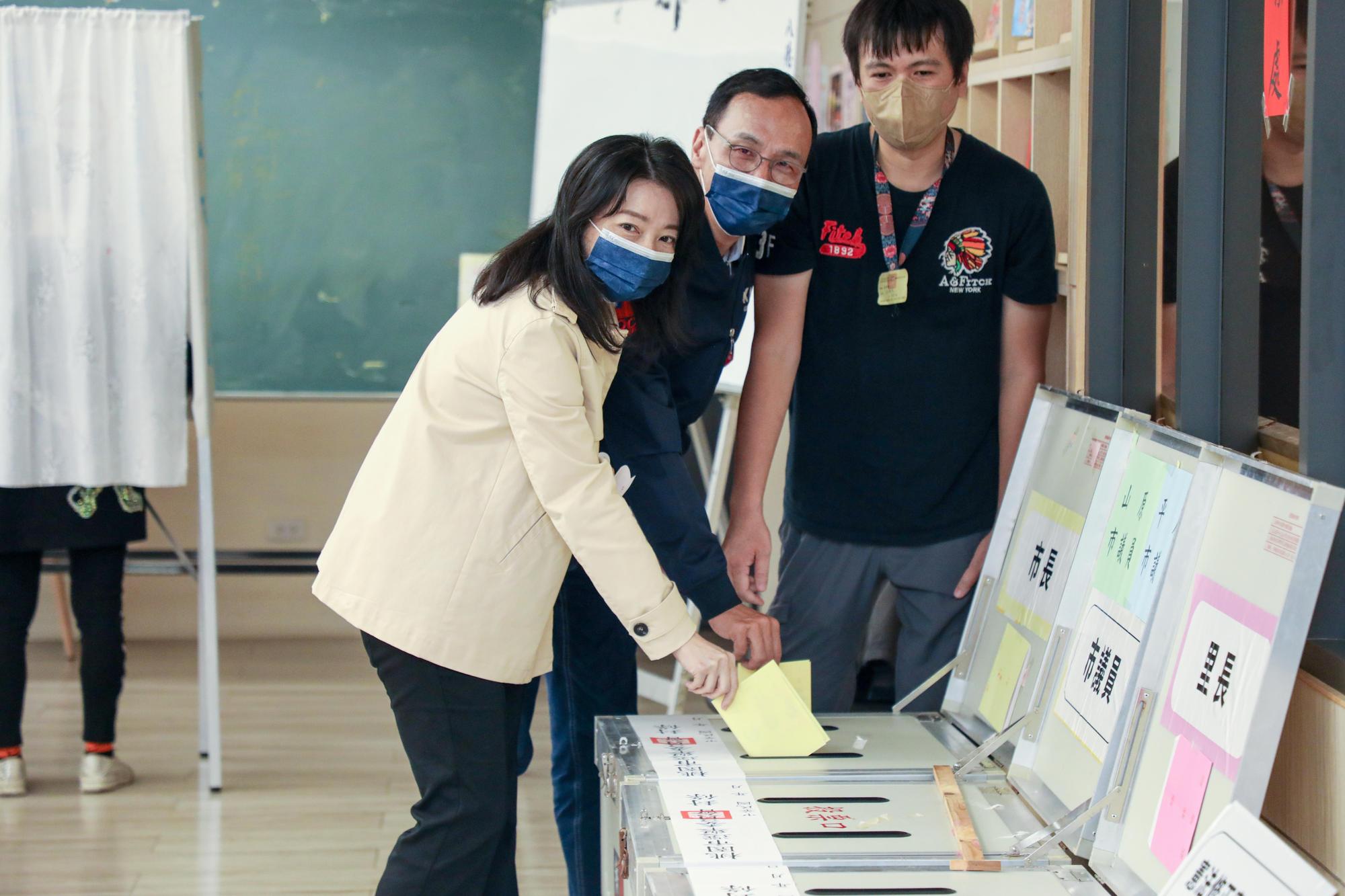 朱立倫今與妻子投票時身穿印有KMT的外套，被檢舉違反《選罷法》。（國民黨提供）