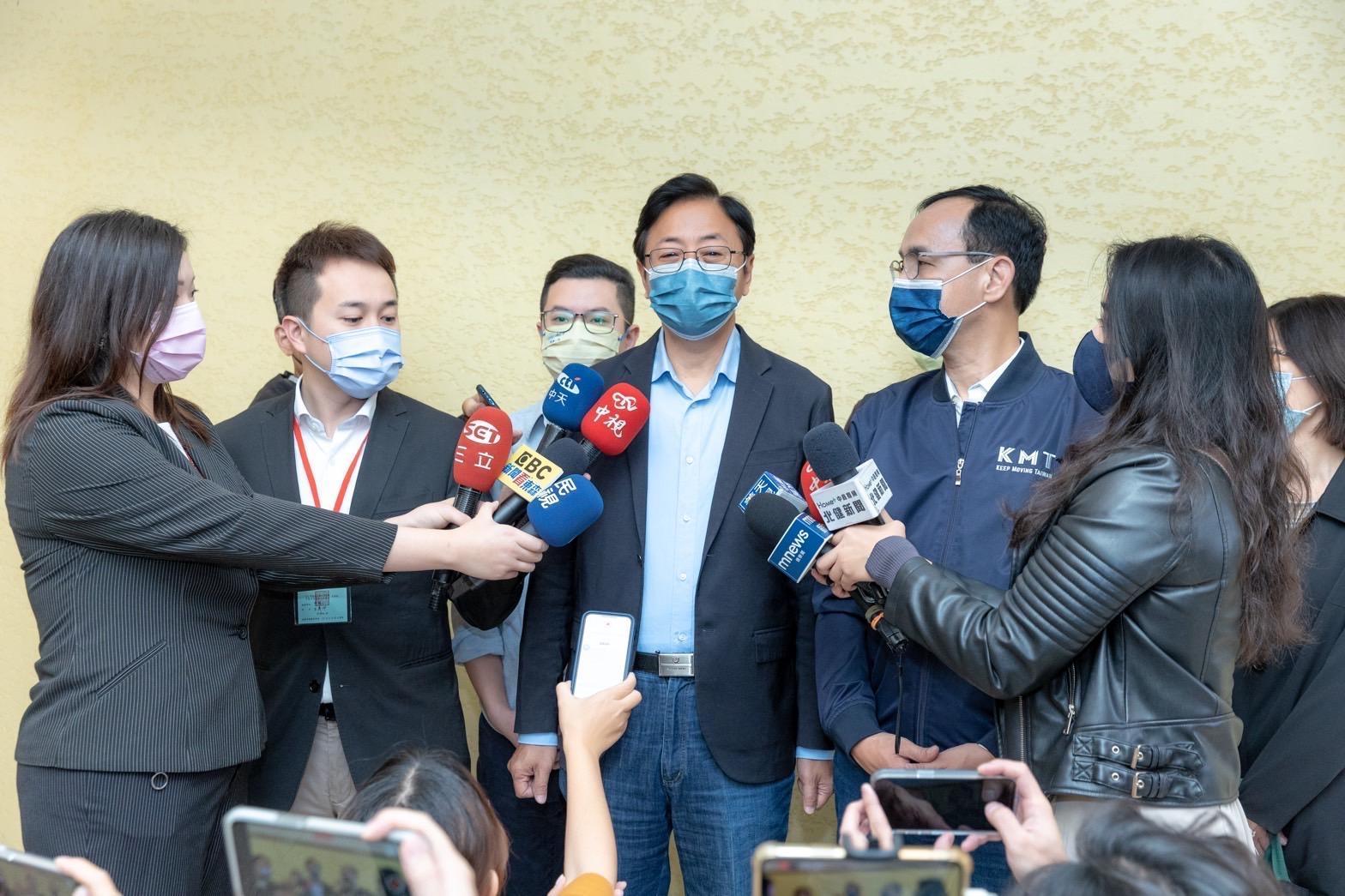 朱立倫身穿印有「KMT」的飛行外套，被檢舉違規。（張善政團隊提供）