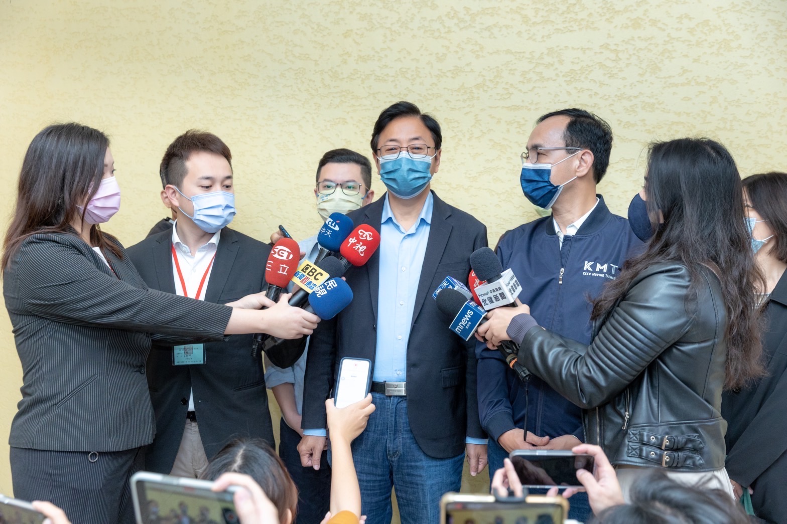 朱立倫身穿印有「KMT」的飛行外套，被檢舉違規。（張善政團隊提供）