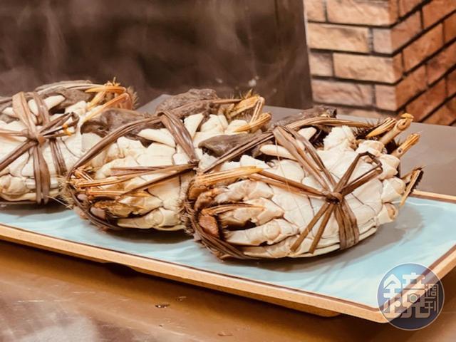 廖煌飛把冠軍大閘蟹帶來台北，還提供代客蒸煮服務，可以直接把熱呼呼剛起鍋的大閘蟹打包帶回家享用。
