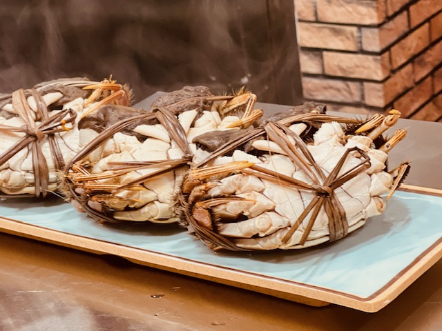 廖煌飛把冠軍大閘蟹帶來台北，還提供代客蒸煮服務，可以直接把熱呼呼剛起鍋的大閘蟹打包帶回家享用。