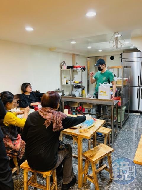 廖煌飛為了服務客人，也提供大閘蟹內用，但空間很簡單，除了工具之外，其他皆需自備。
