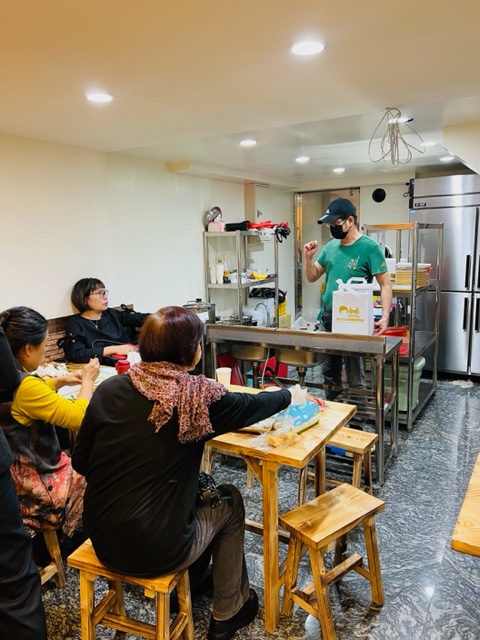 廖煌飛為了服務客人，也提供大閘蟹內用，但空間很簡單，除了工具之外，其他皆需自備。