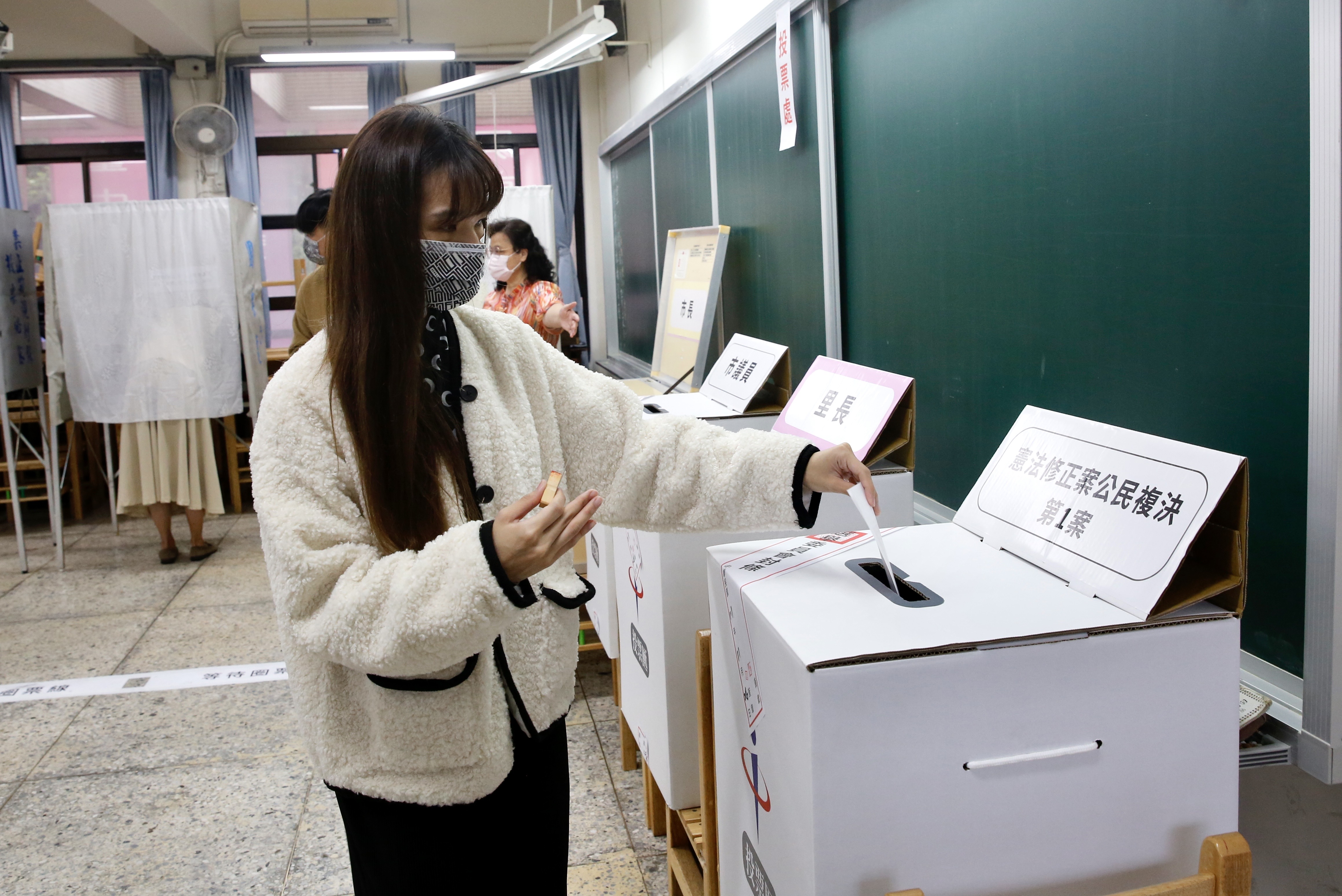 台北投票率64%！低於前兩屆，「三腳督」戰況激烈。