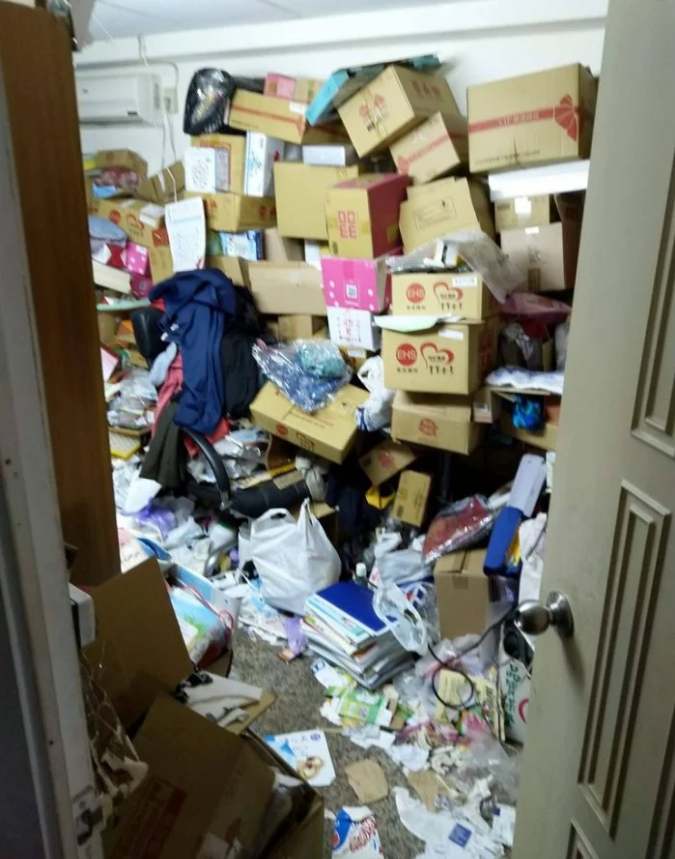 其他網友也分享自家垃圾屋照片,藉自己家人就醫後求助專業人士協助的經驗建議原PO妹妹看醫生。(翻攝Dcard)