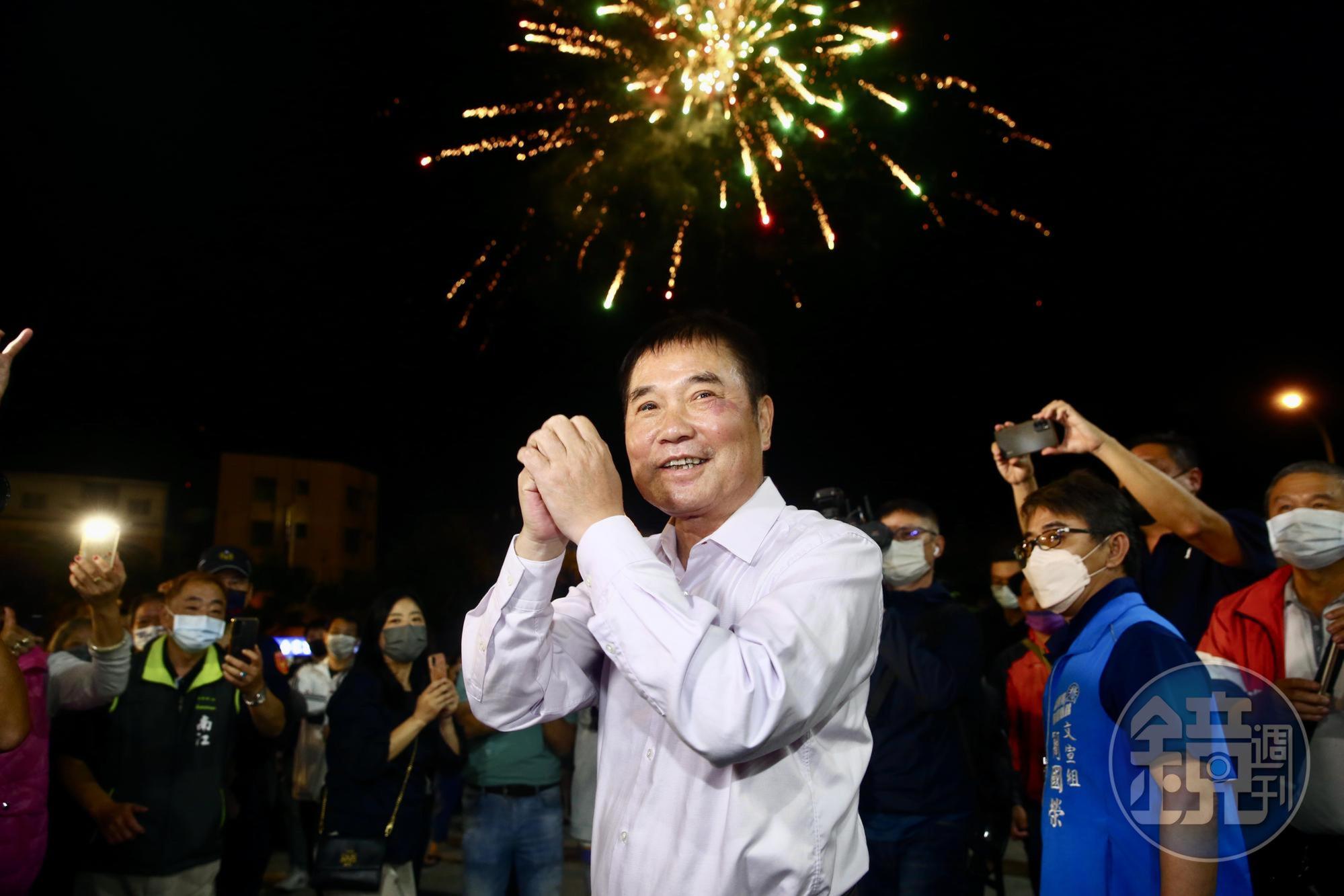 鍾東錦稍早自行宣布當選苗栗縣長。