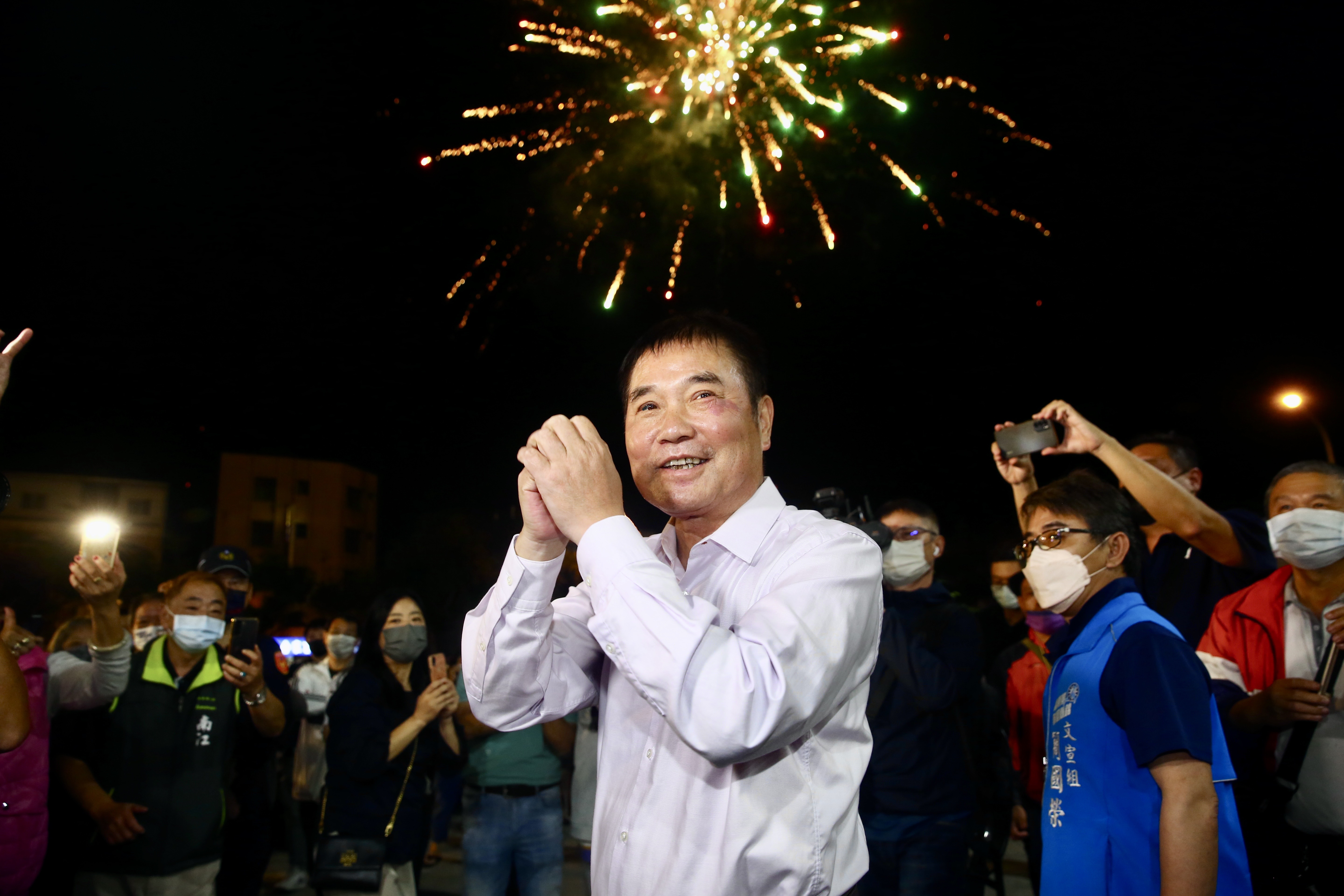 鍾東錦稍早自行宣布當選苗栗縣長。