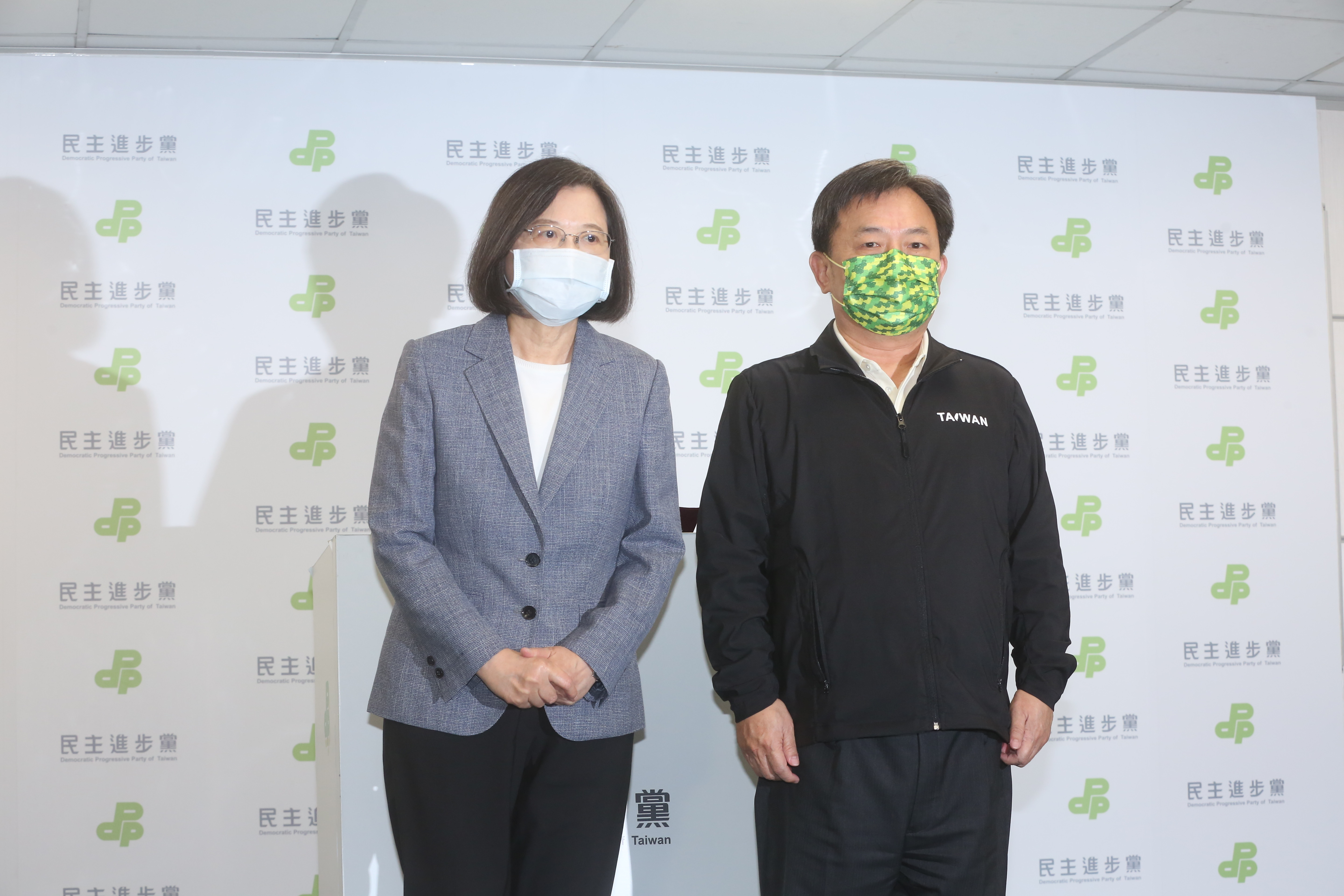 民進黨大敗，蔡英文宣布請辭黨主席。