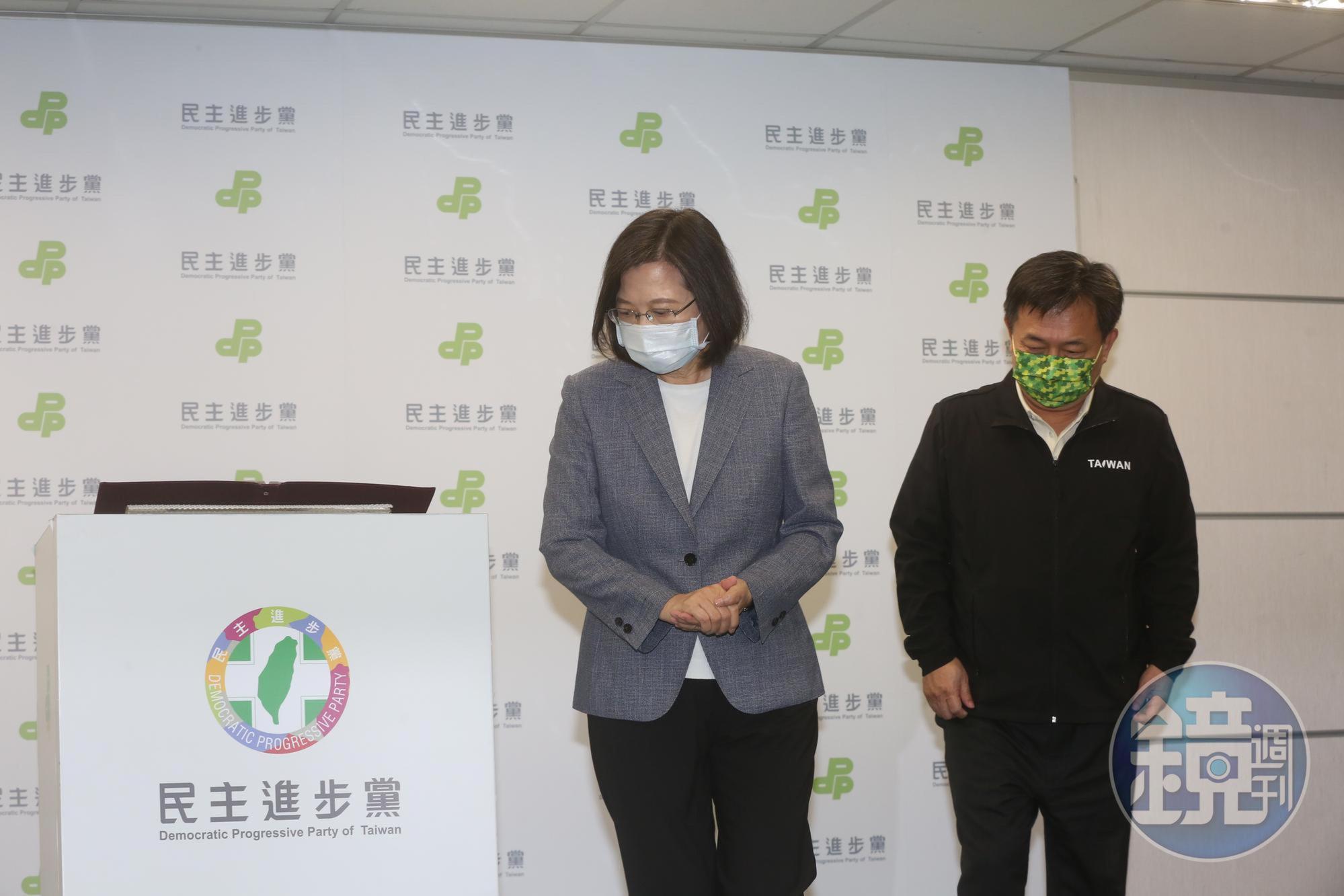 民進黨慘敗,蔡英文(中)宣布辭去黨魁。