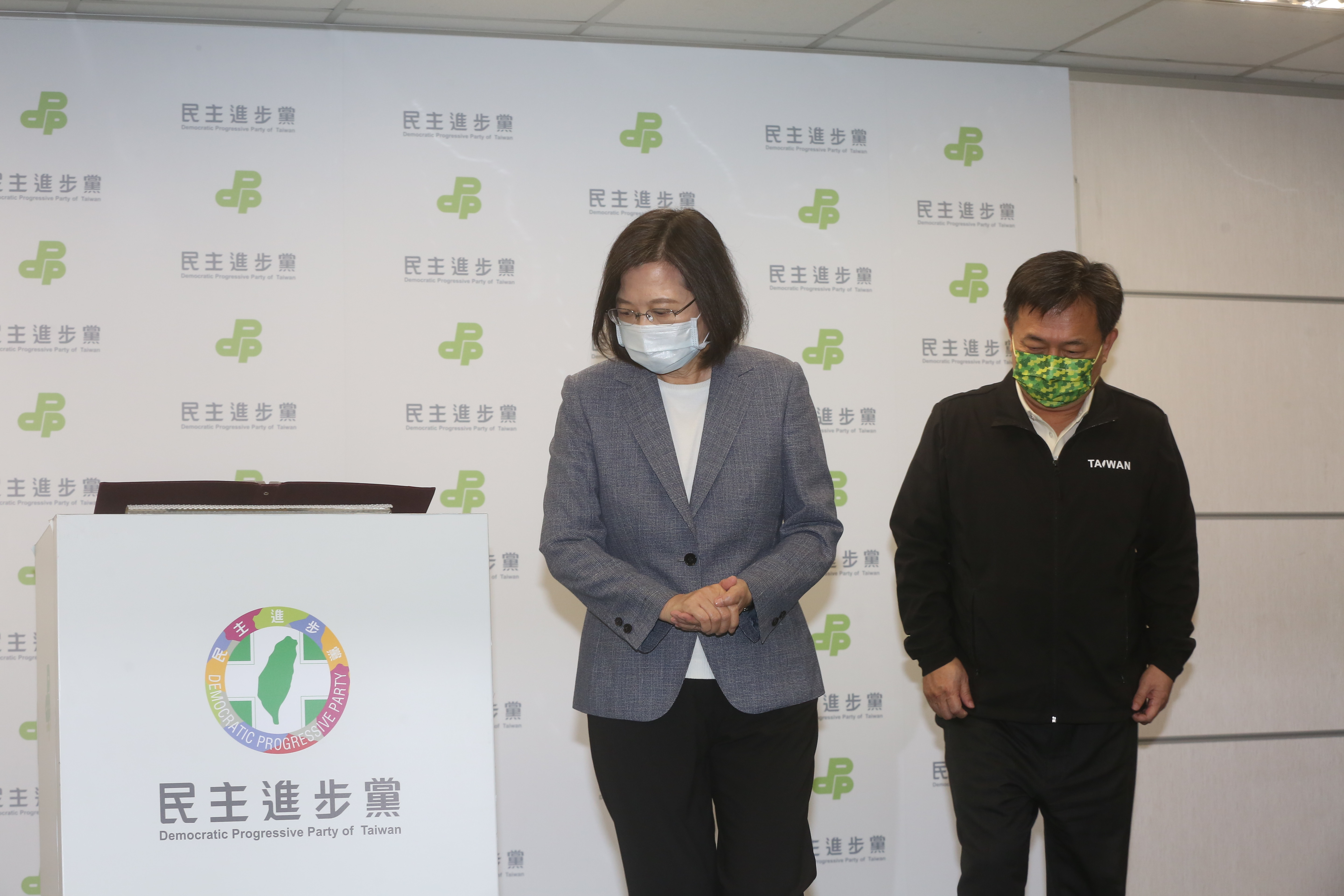 民進黨慘敗，蔡英文(中)宣布辭去黨魁。