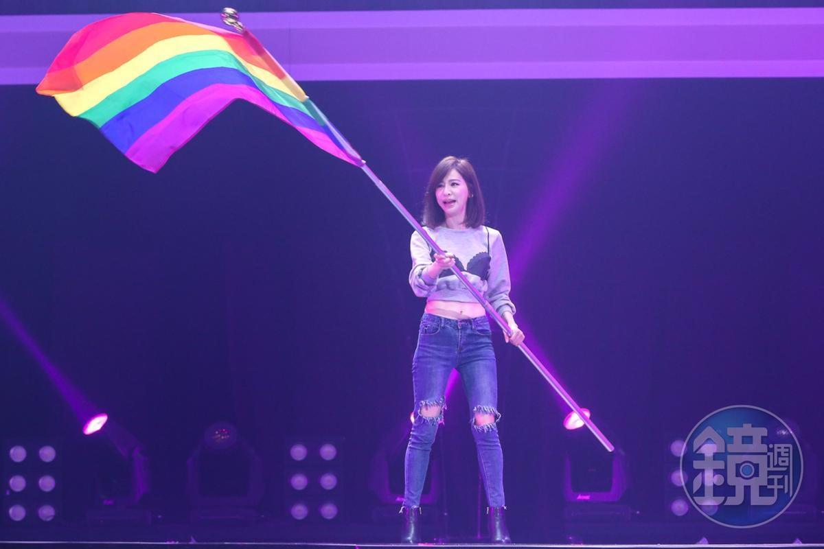 王心凌之前在小巨蛋舉辦演唱會,高舉彩虹旗支持婚姻平權。