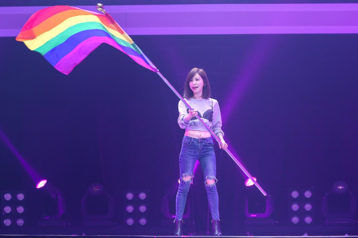 王心凌之前在小巨蛋舉辦演唱會，高舉彩虹旗支持婚姻平權。
