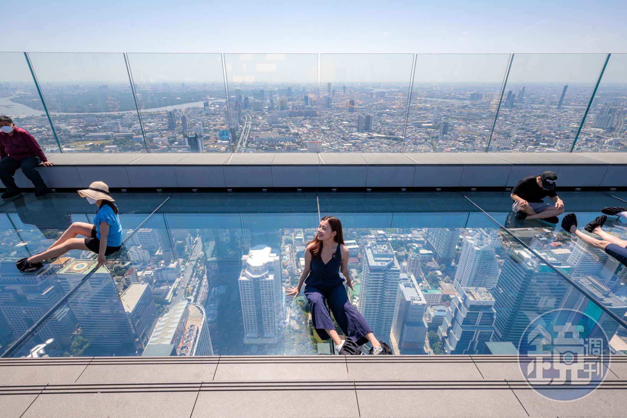 78樓高透明空中步道「SkyWalk」高達314公尺。
