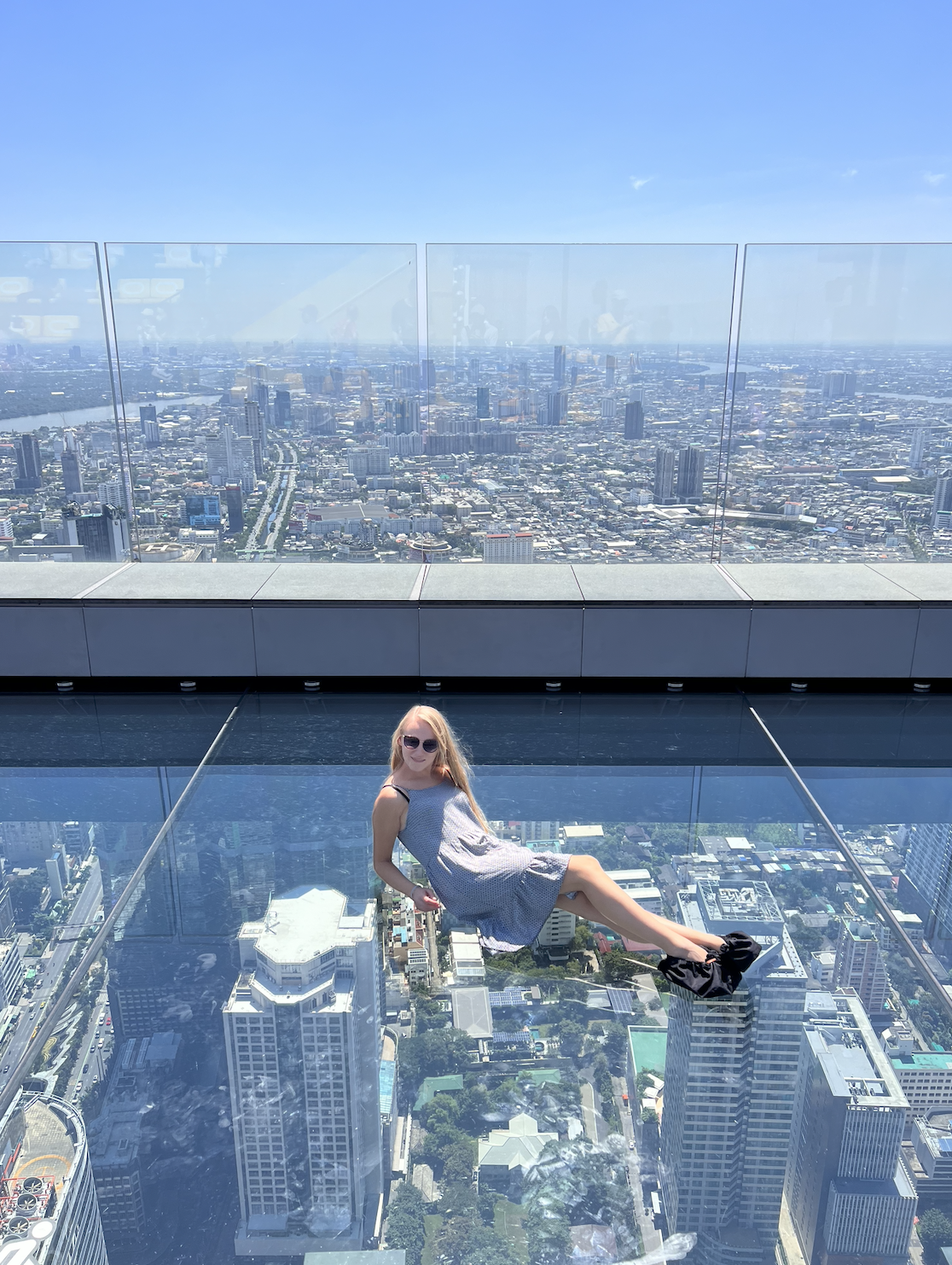 套上安全鞋套後就能走上透明空中步道,不論仰躺、趴睡或臥坐,只要膽子夠大都行。