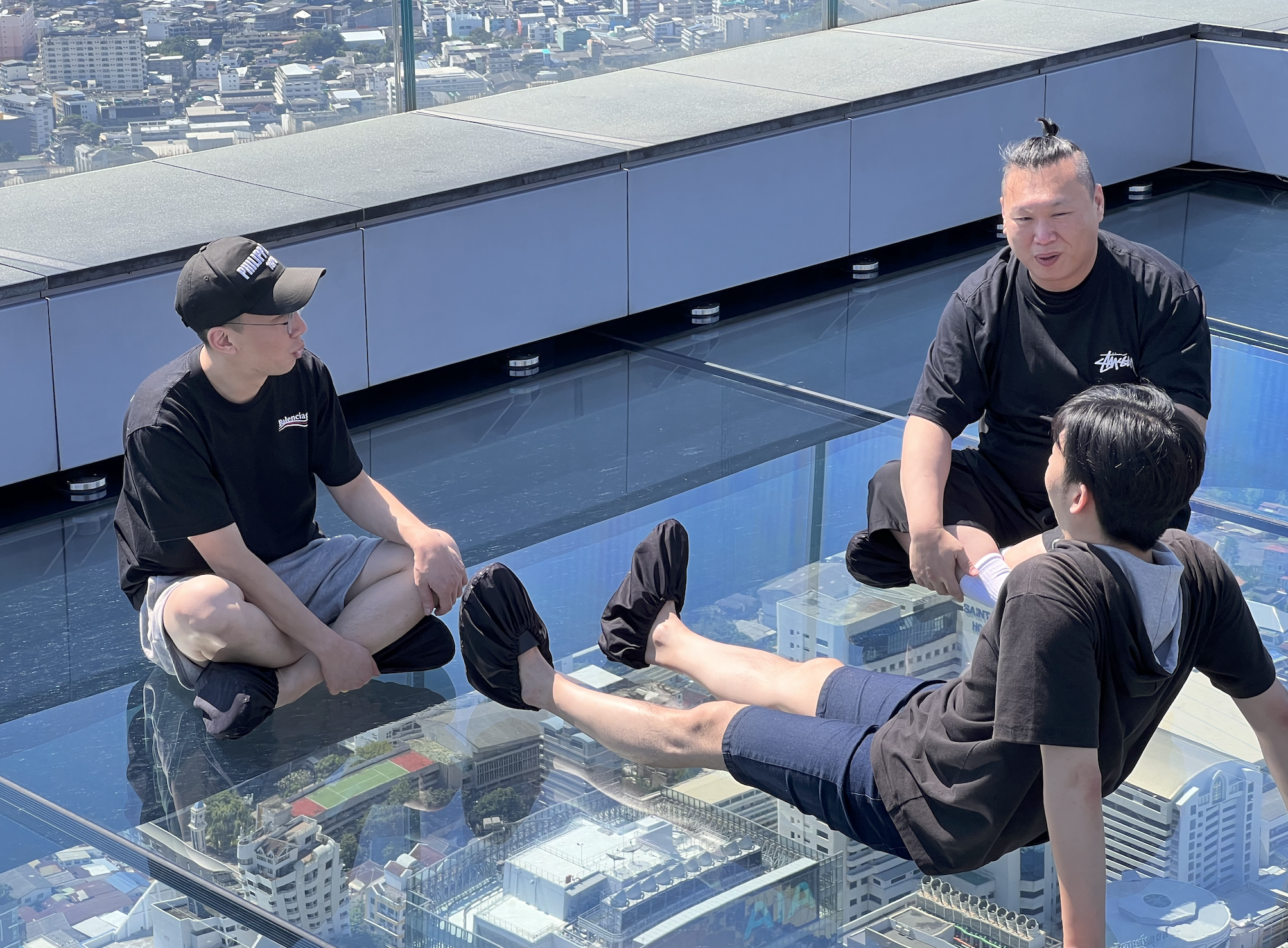 來自世界各地的旅客相聚於此。