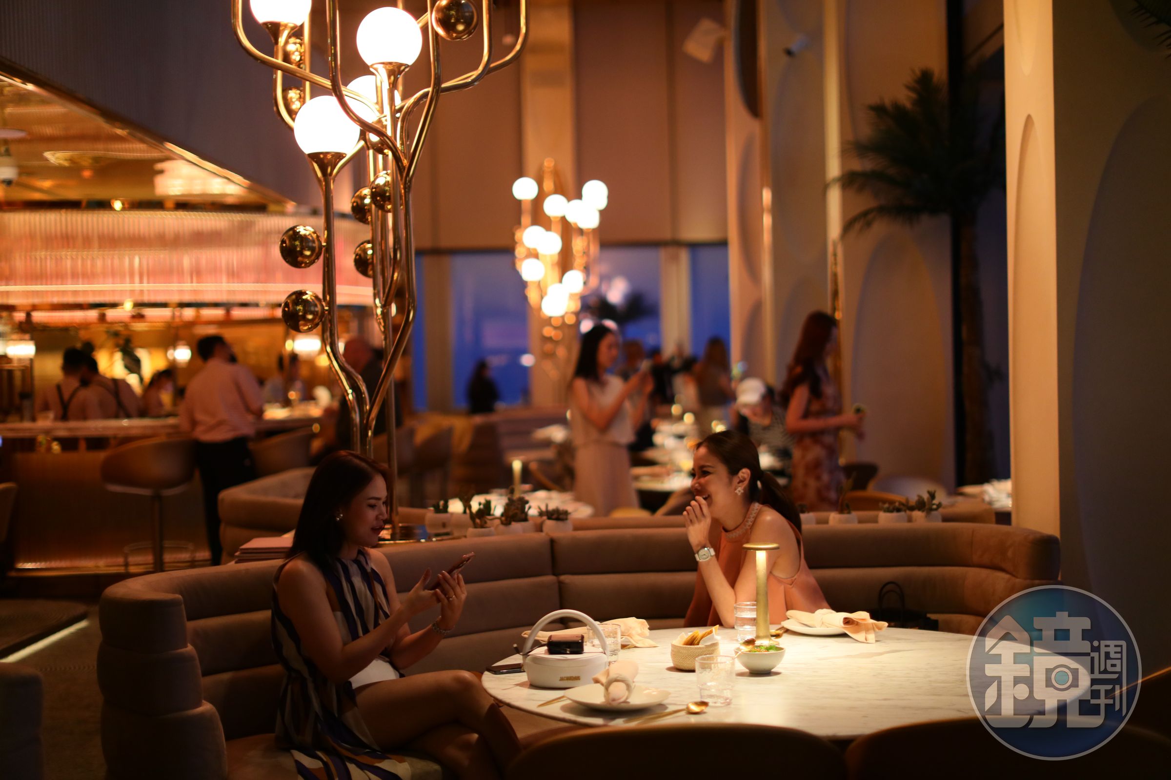 「The Standard, Bangkok Mahanakhon」飯店打造全新空中餐廳「Ojo」，提供獨具一格的墨西哥菜餚，成為曼谷打卡新熱點。