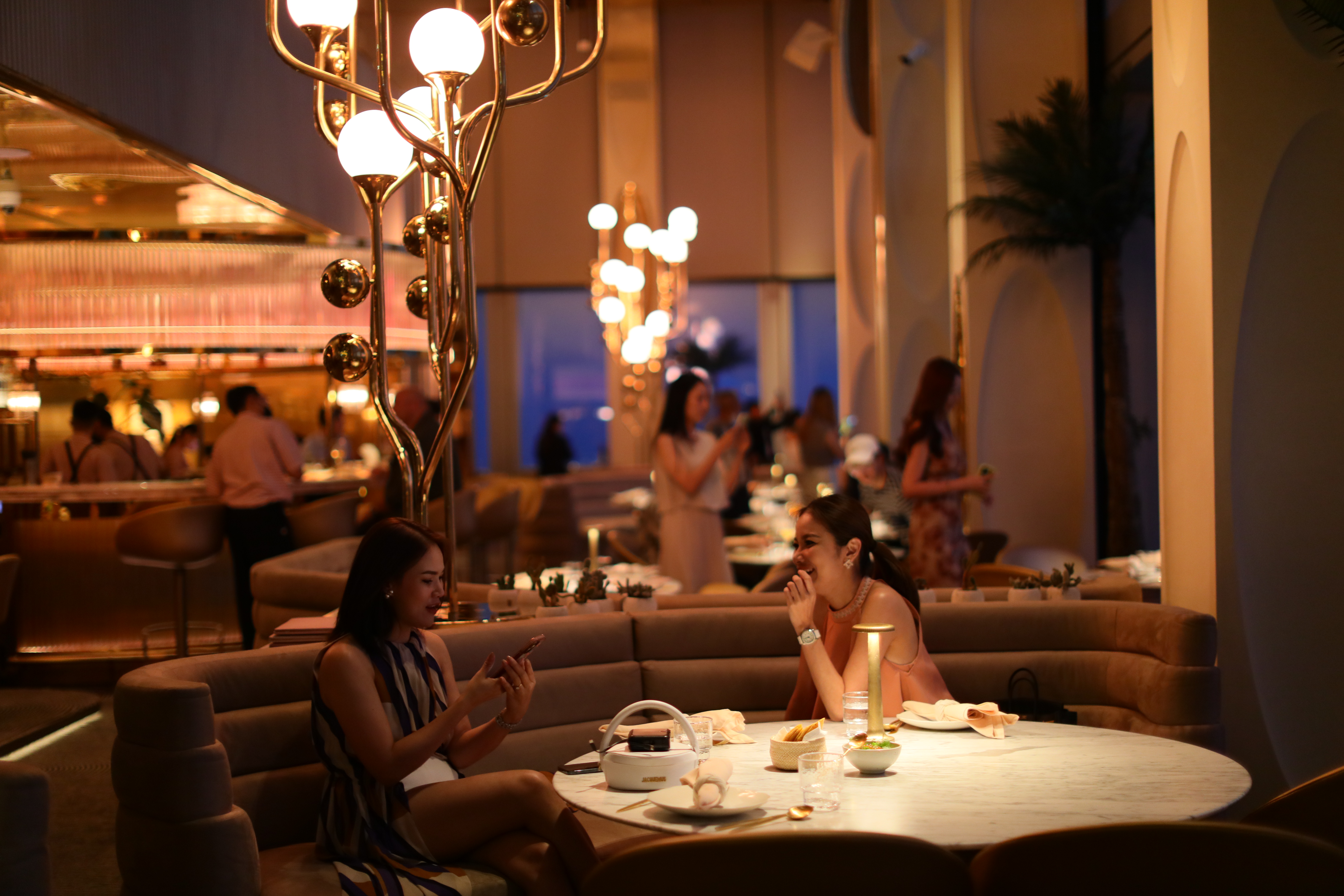 「The Standard, Bangkok Mahanakhon」飯店打造全新空中餐廳「Ojo」，提供獨具一格的墨西哥菜餚，成為曼谷打卡新熱點。