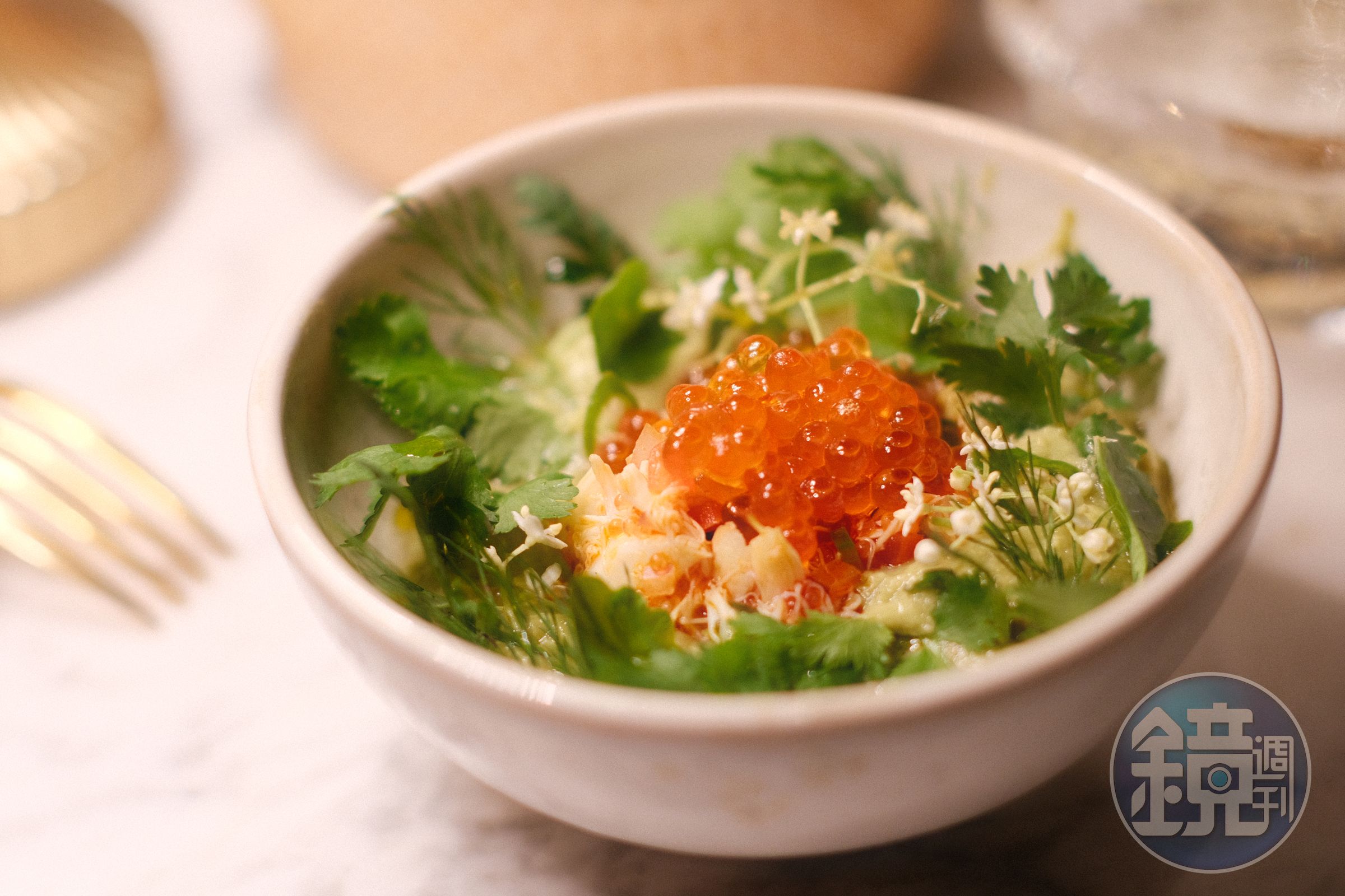 前菜「OJO GUACAMOLE」以鮭魚卵、蟹肉打造清甜海味，包在墨西哥玉米餅裡一同享用。（480泰銖／份，約 NT$416）