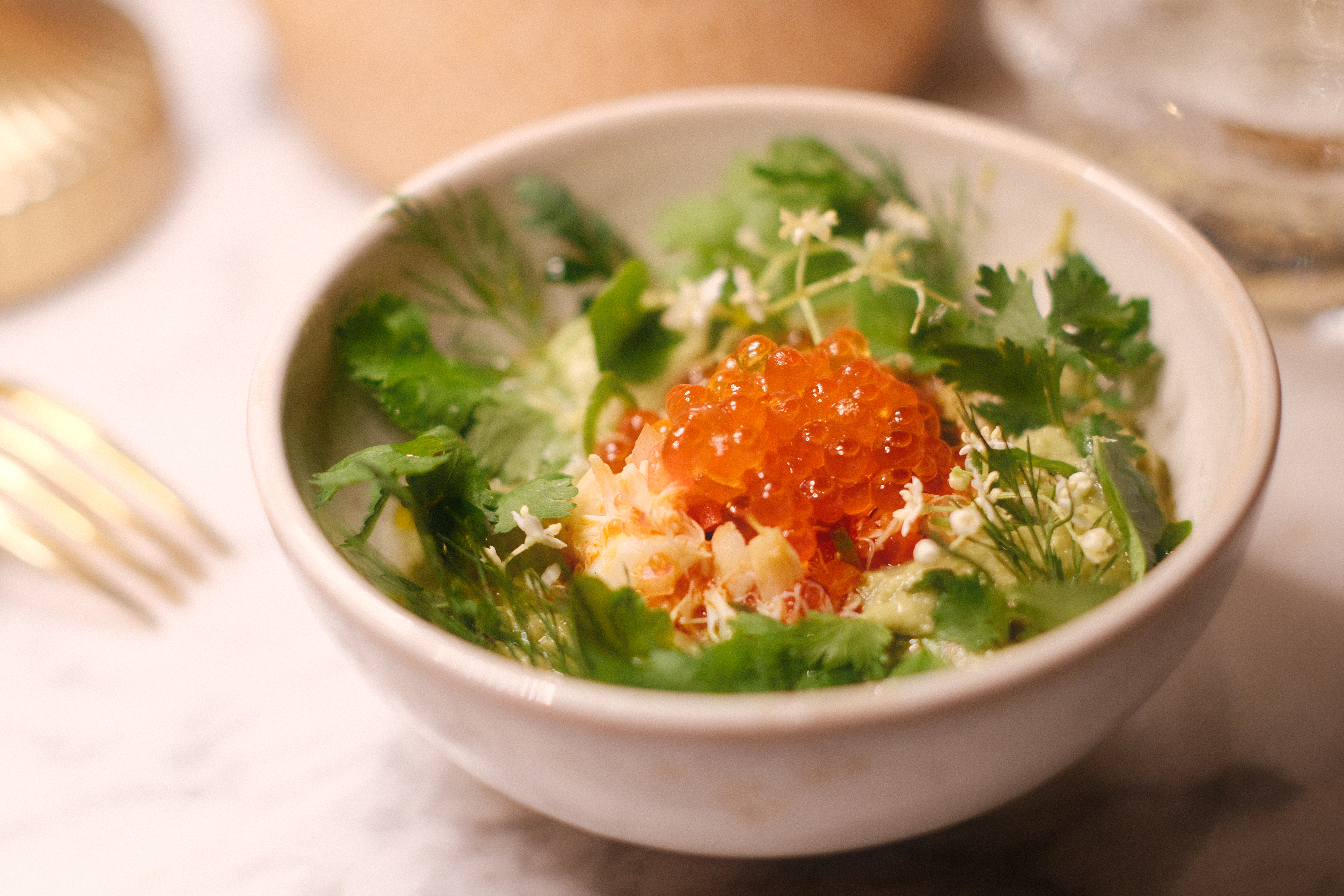 前菜「OJO GUACAMOLE」以鮭魚卵、蟹肉打造清甜海味，包在墨西哥玉米餅裡一同享用。（480泰銖／份，約 NT$416）