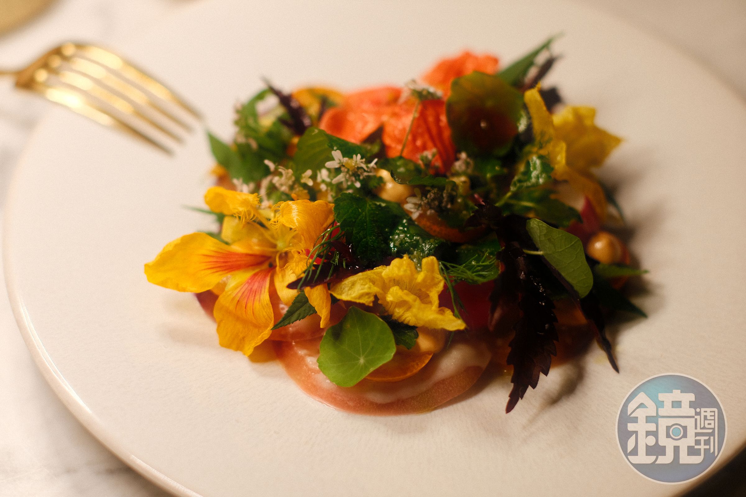「CHIANG MAI TOMATO SALAD」擺盤就像一束鮮花上桌。（380泰銖／份，約 NT$325）
