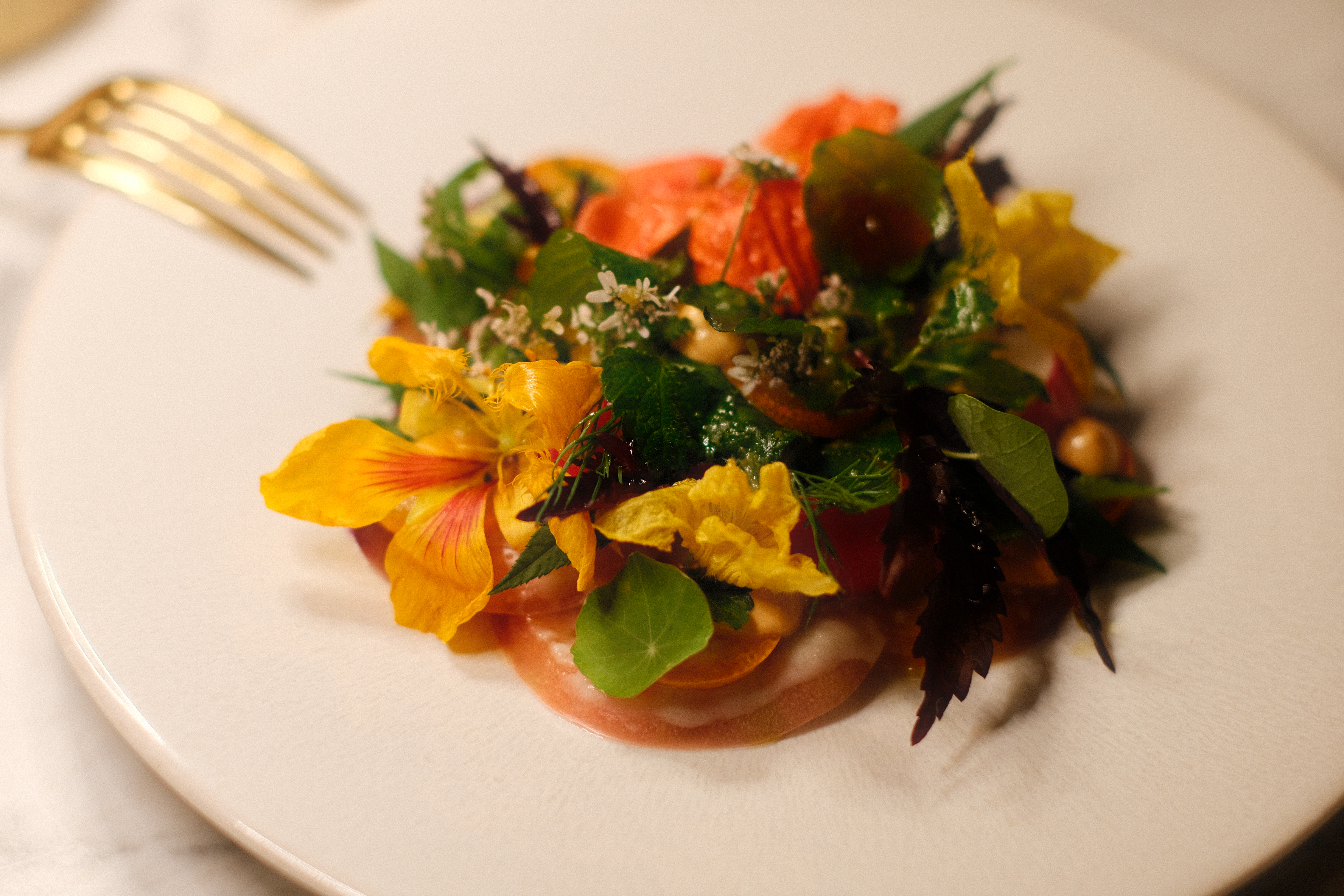 「CHIANG MAI TOMATO SALAD」擺盤就像一束鮮花上桌。（380泰銖／份，約 NT$325）