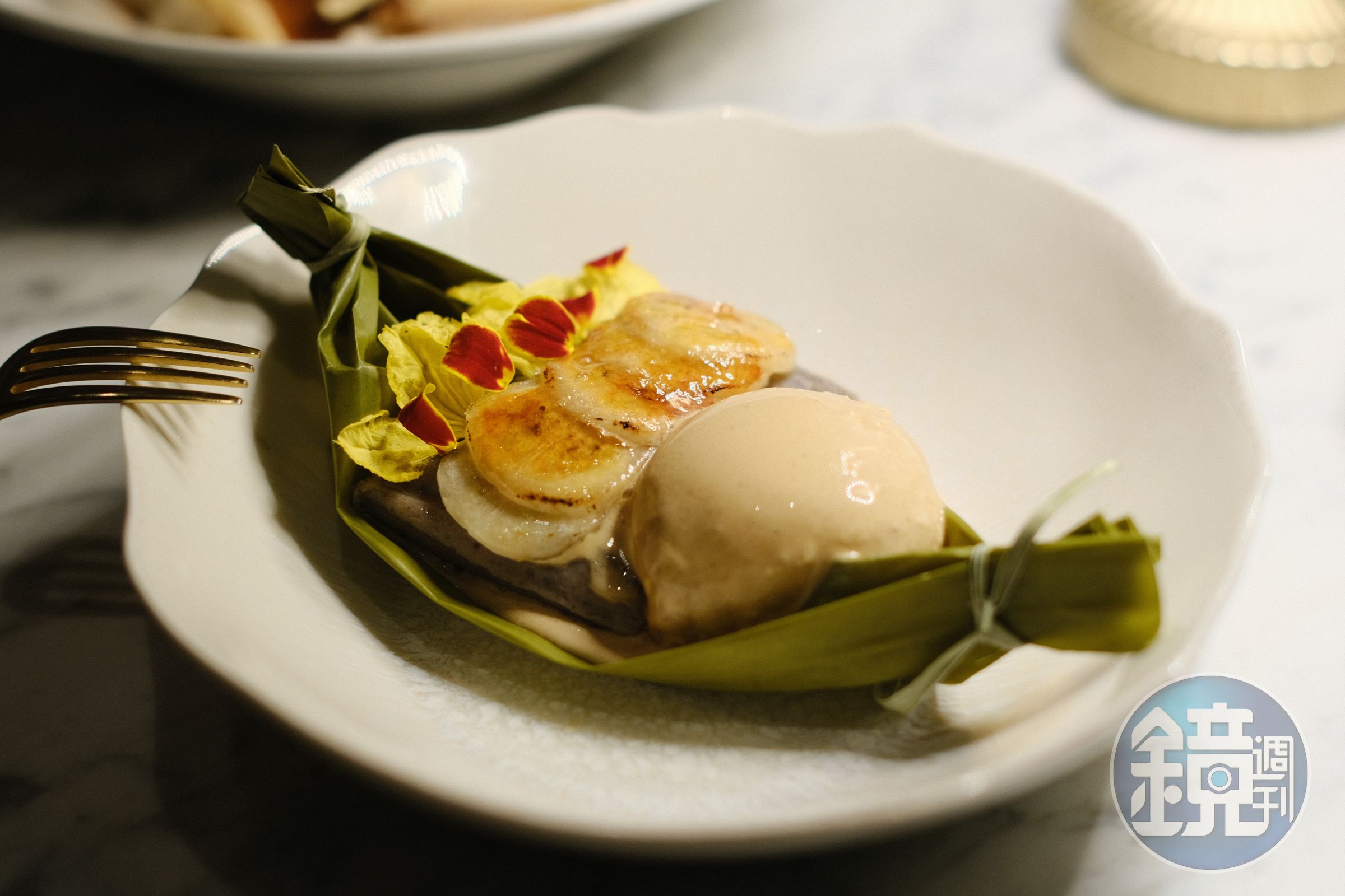 甜點「MEXICAN BANANA TAMAL」改良自傳統墨西哥粽，使用經典的南美洲焦糖牛奶醬「Dulce de leche」作為冰淇淋口味，搭配焦糖香蕉。（350泰銖／份，約NT$303）