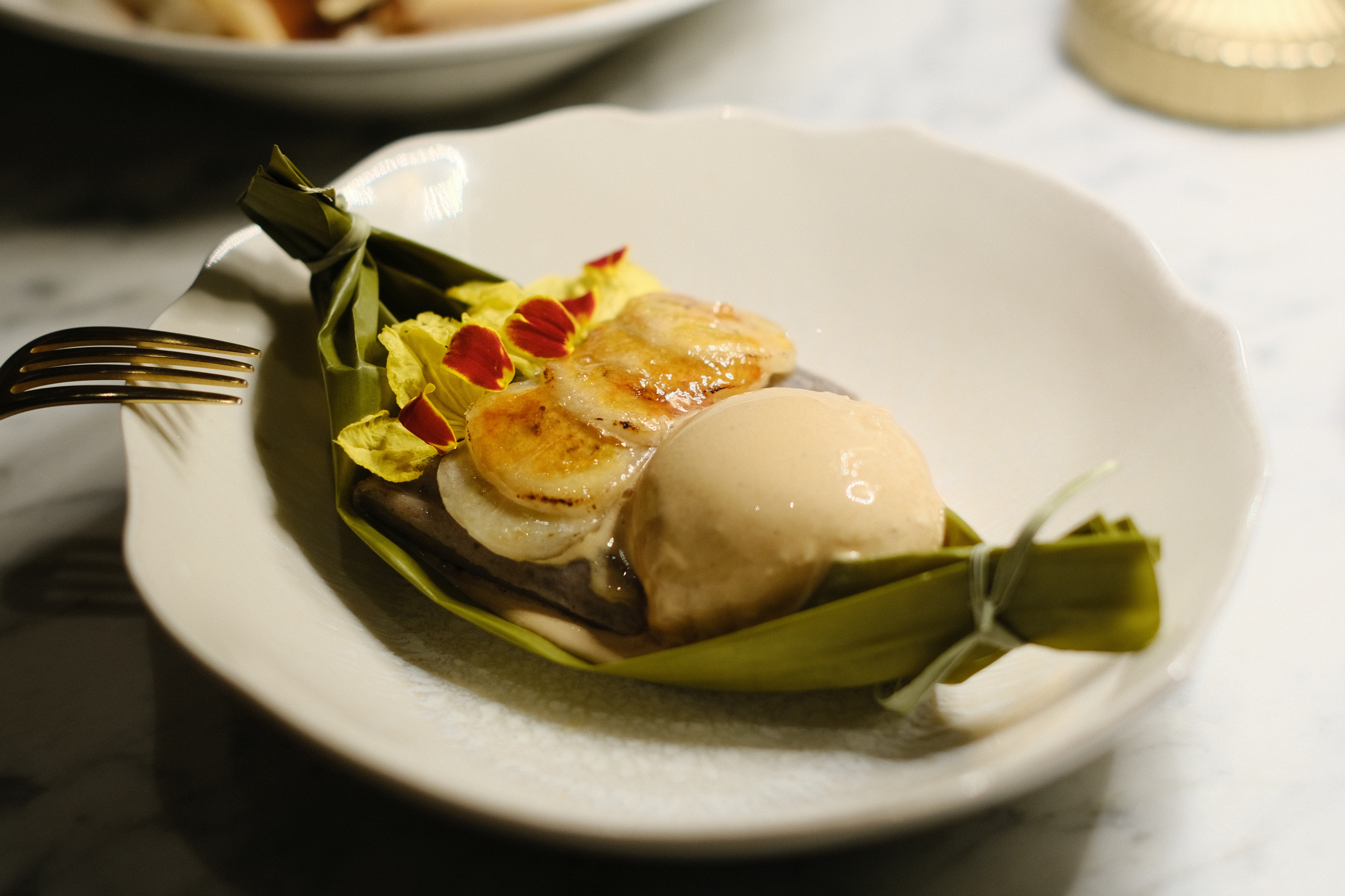 甜點「MEXICAN BANANA TAMAL」改良自傳統墨西哥粽，使用經典的南美洲焦糖牛奶醬「Dulce de leche」作為冰淇淋口味，搭配焦糖香蕉。（350泰銖／份，約NT$303）