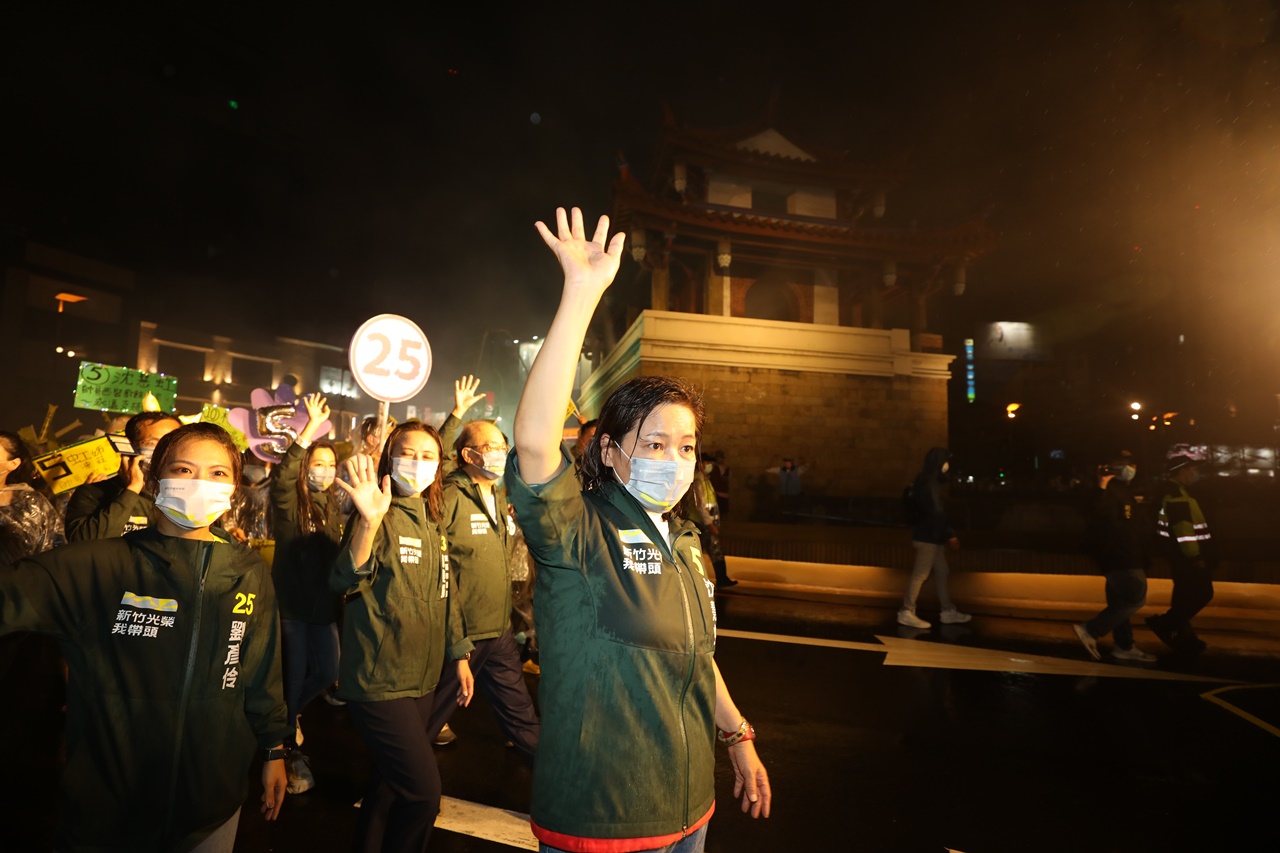 11月25日選前之夜，沈慧虹在雨中舉辦大遊行，有5千市民參與。
