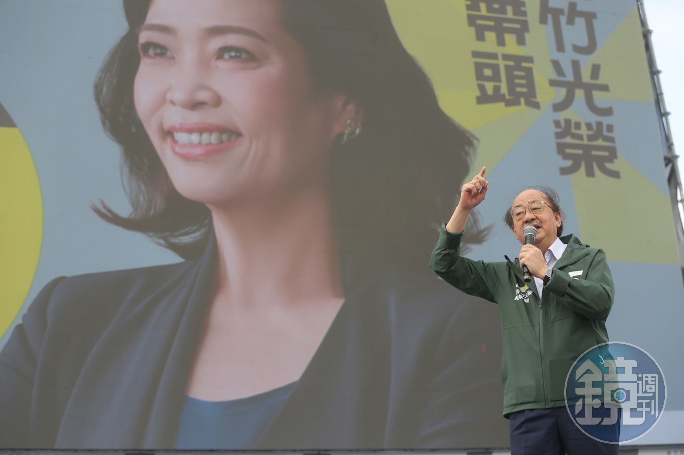 民進黨黨團總召柯建銘全力投入陸戰、媒體、廣告等資源輔選，蔡英文更說：「沒看過他這麼操勞。」