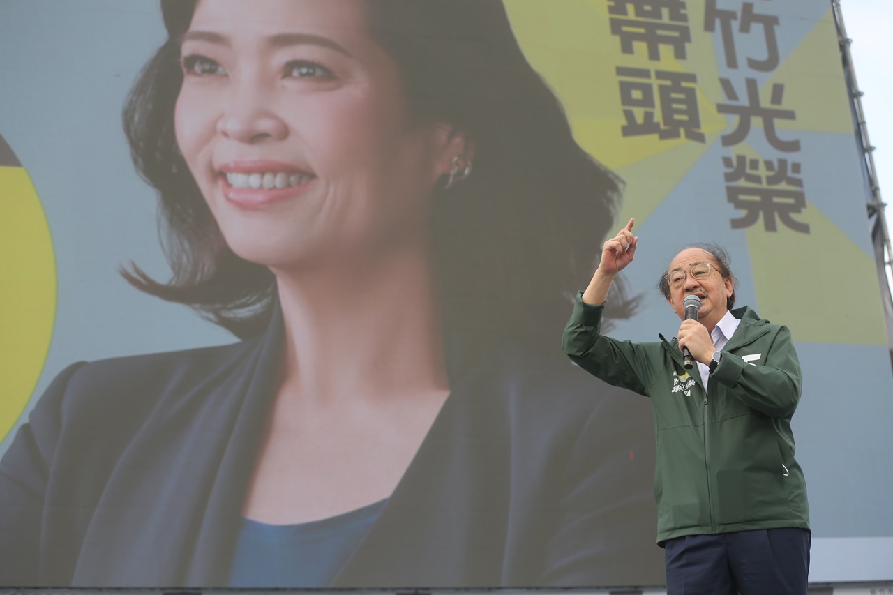 民進黨黨團總召柯建銘全力投入陸戰、媒體、廣告等資源輔選，蔡英文更說：「沒看過他這麼操勞。」