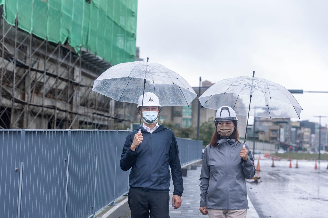 沈慧虹(右)隨林智堅(左)視察新竹市建設。(翻攝自臉書)
