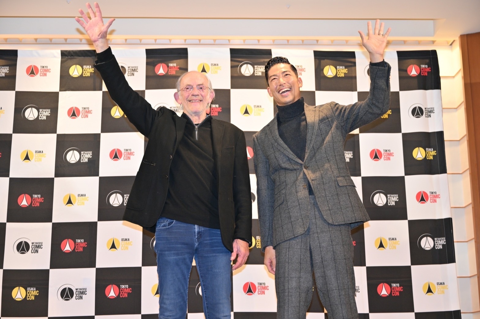 Akira與《回到未來》瘋狂博士克里斯多福洛伊德在「TOKYO COMIC CON 2022」開心合照。（LDH提供）