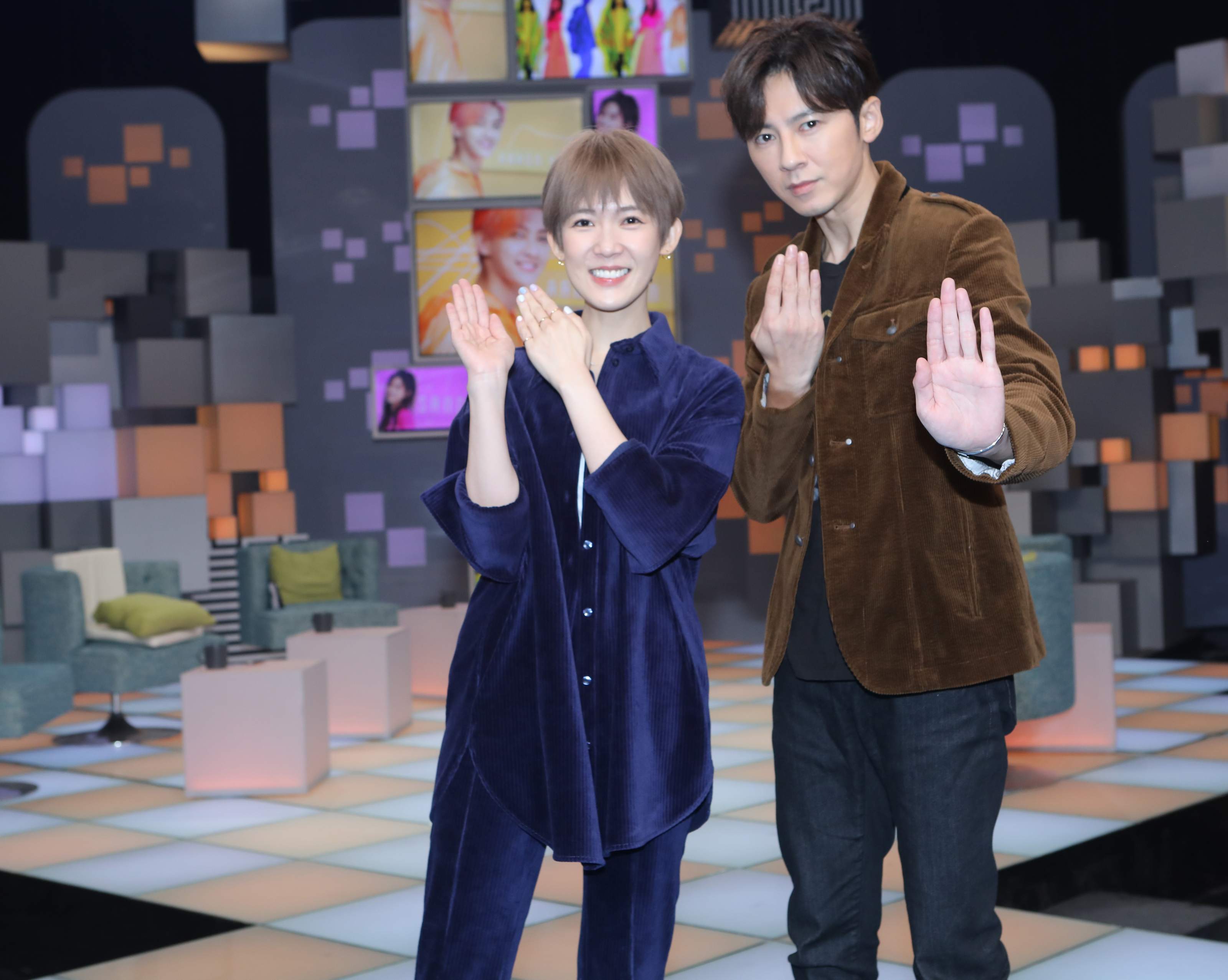 孫可芳（左）與李國毅上節目宣傳新戲。（公視提供）