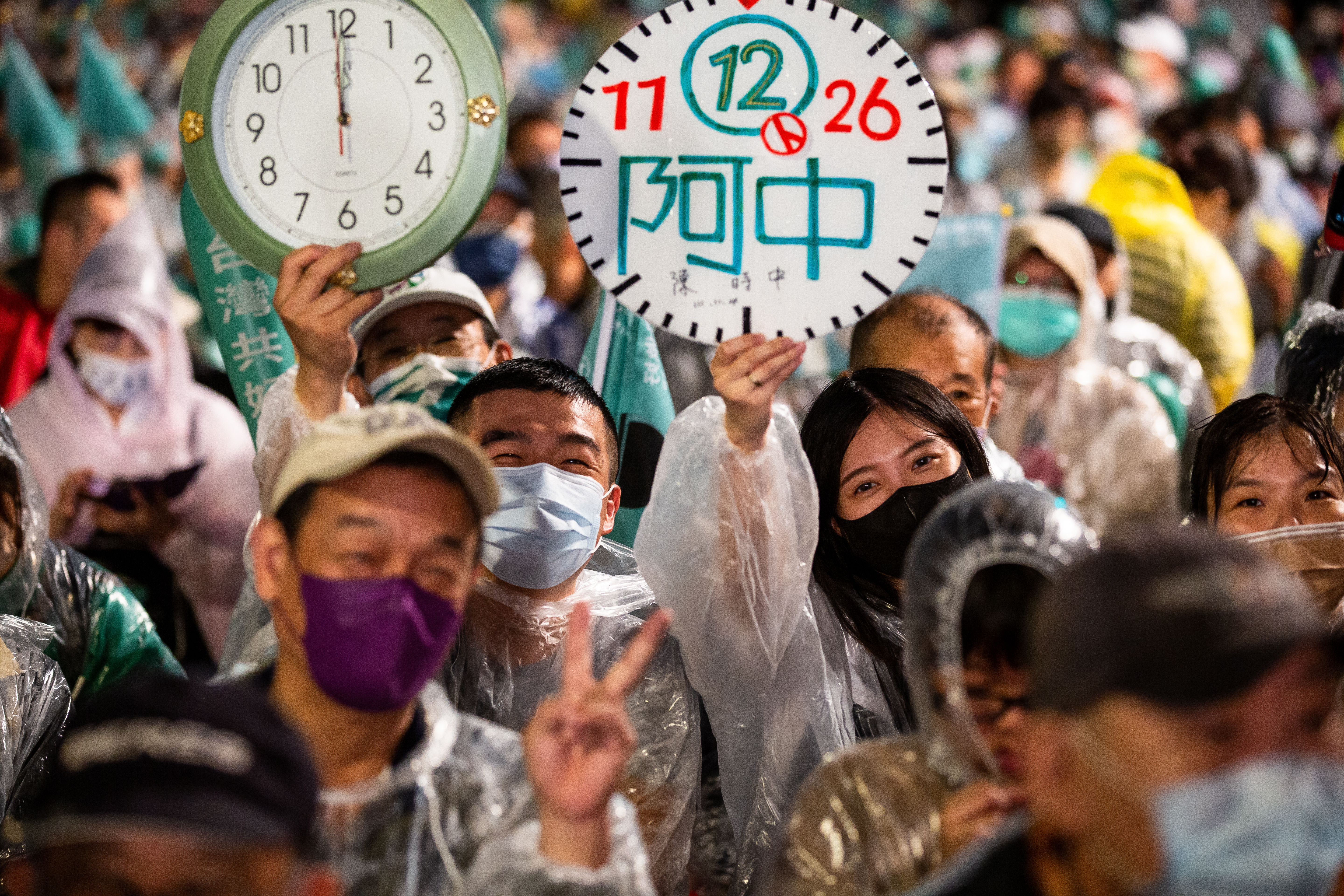 選前之夜大雨滂沱，仍不減民眾熱情，不少人把家裡的「時鐘」帶來相挺，時針調到12點，為12號拉票。