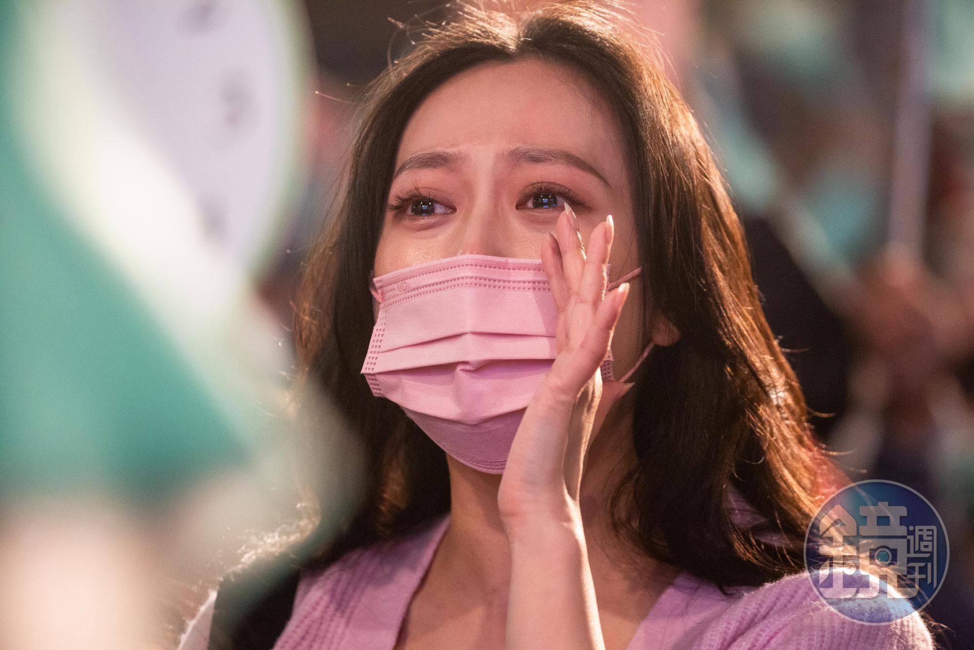 開票之夜，陳時中票數一路被拉開，6點50分即現身發表敗選感言，台下支持者也感傷落淚。