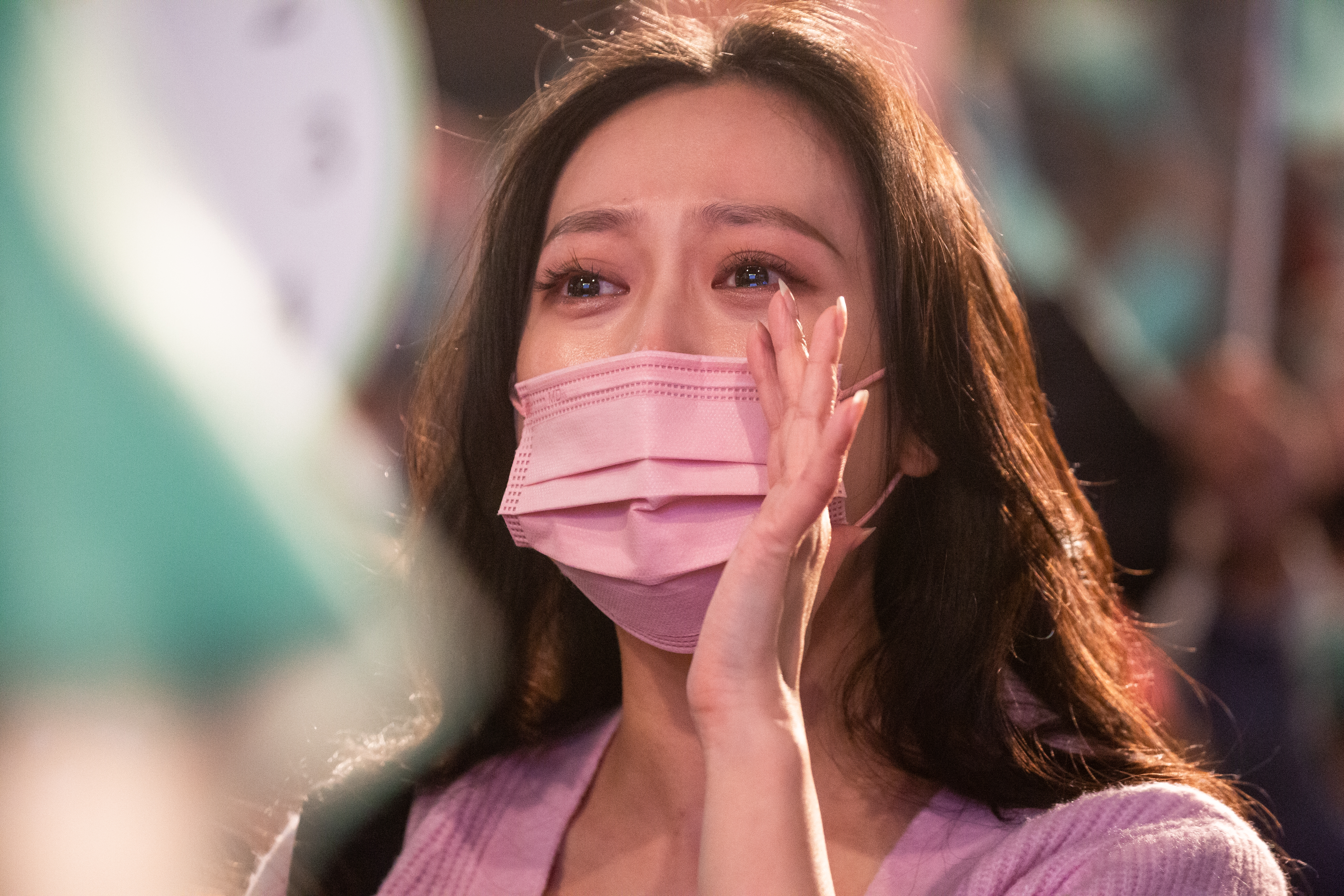 開票之夜，陳時中票數一路被拉開，6點50分即現身發表敗選感言，台下支持者也感傷落淚。