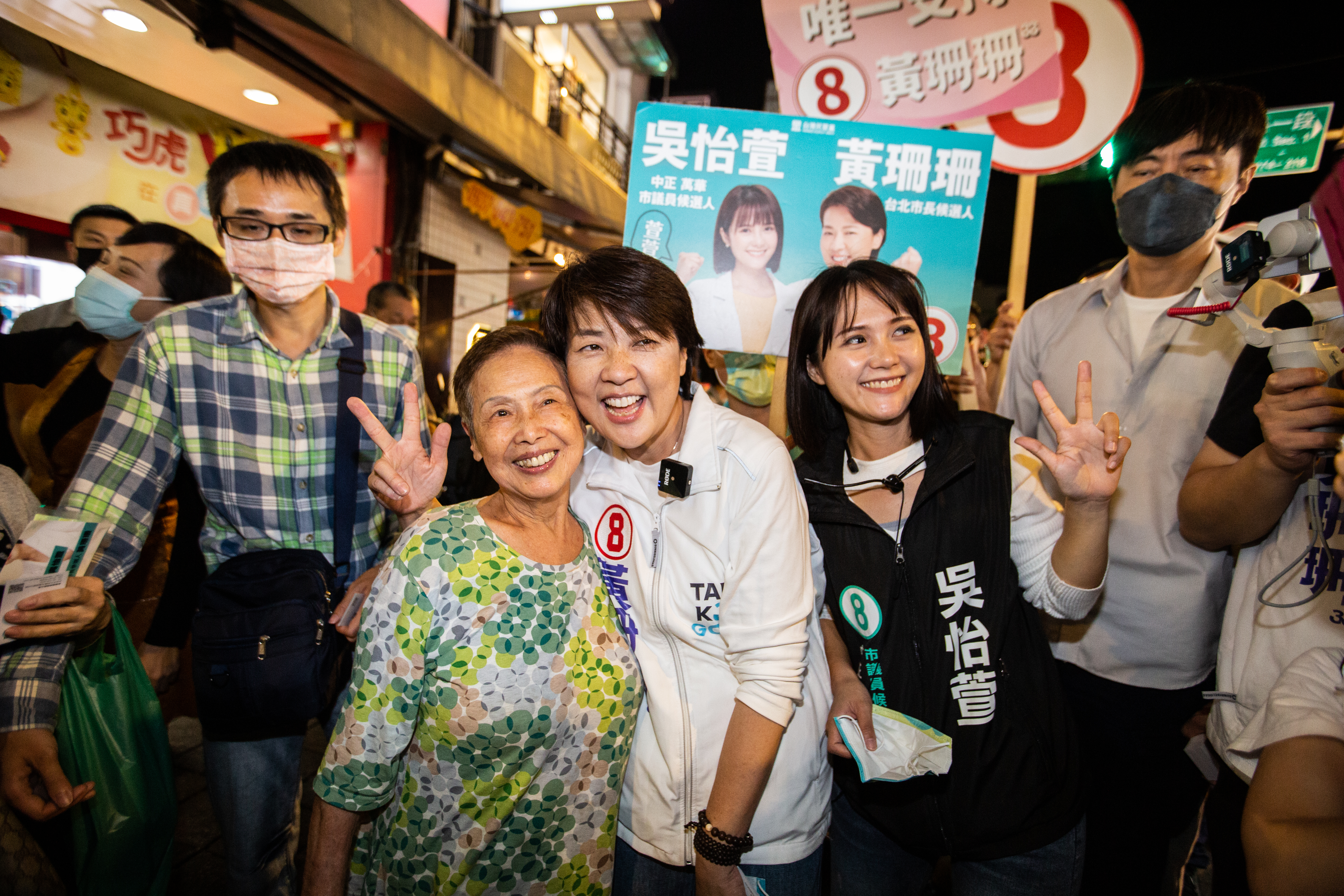 黃珊珊親和力強，拜票路上有不少人與她合照。
