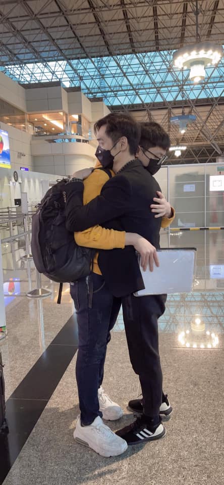 宋逸民大兒子出發英國念高中，在機場依依不捨擁抱道別。（翻攝宋逸民和陳維齡的幸福生活臉書）