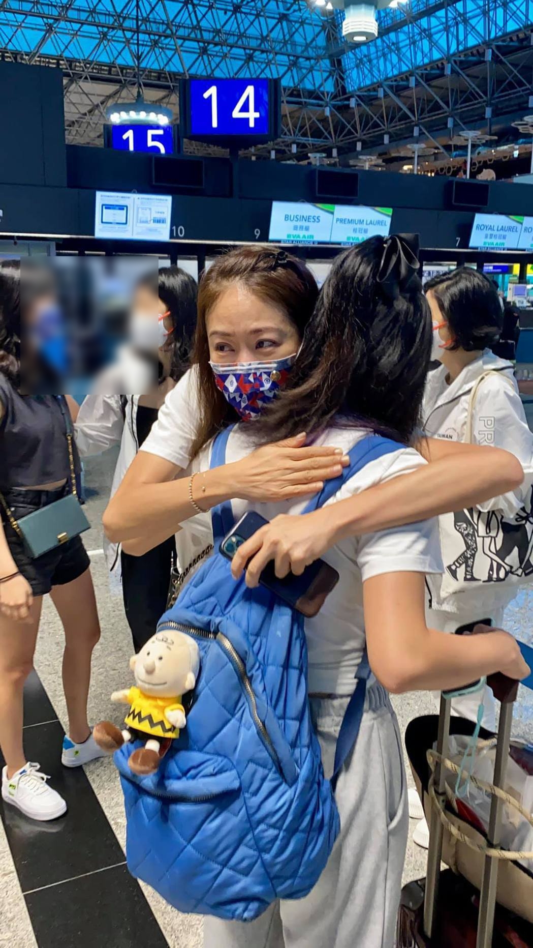 賈永婕不捨女兒出國，在機場抱著女兒痛哭。（翻攝賈永婕臉書）
