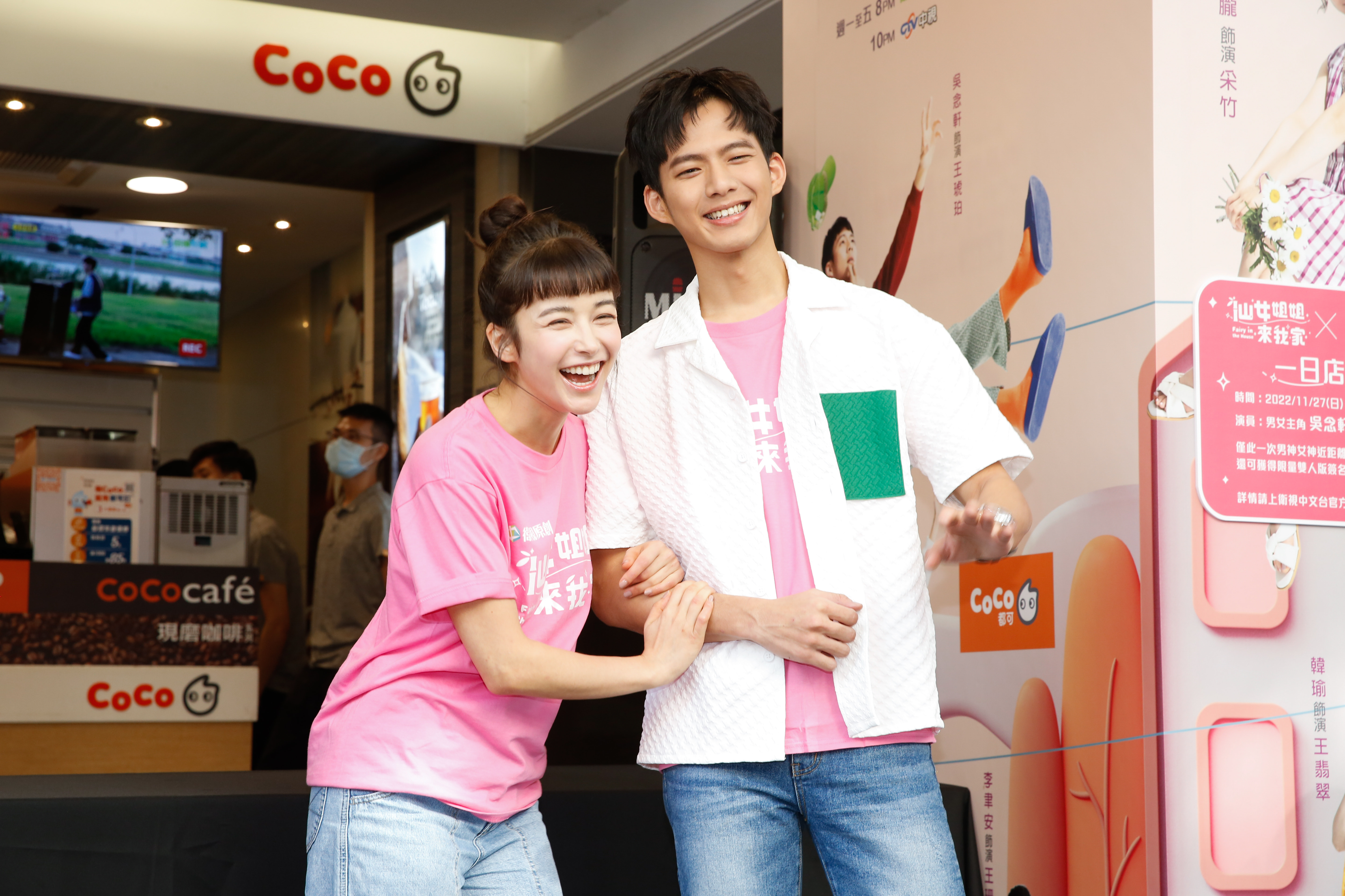 吳念軒（右）和夏朧（左）今現身西門町造勢。