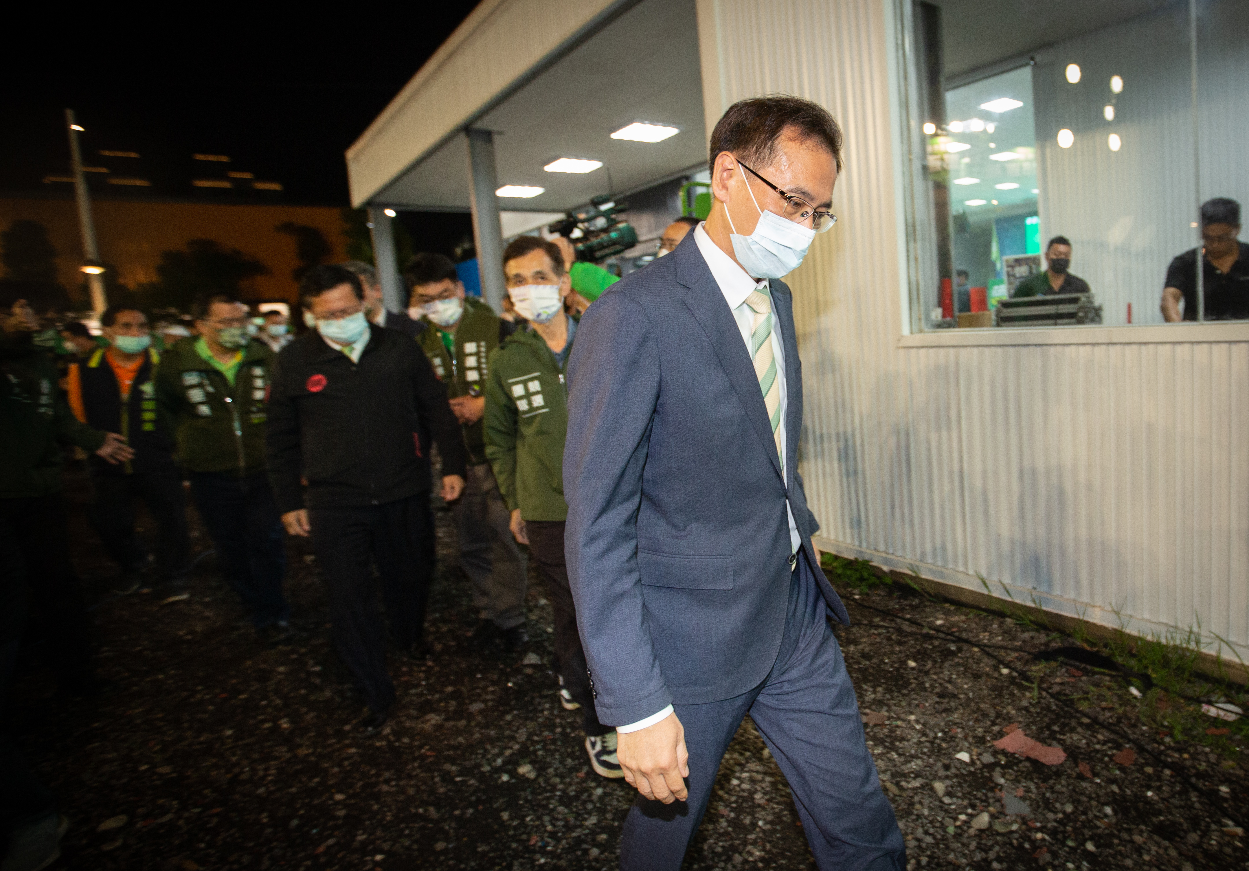 開票夜，鄭運鵬（前）上台發表敗選感言，他說敗選責任由他一人來承擔。