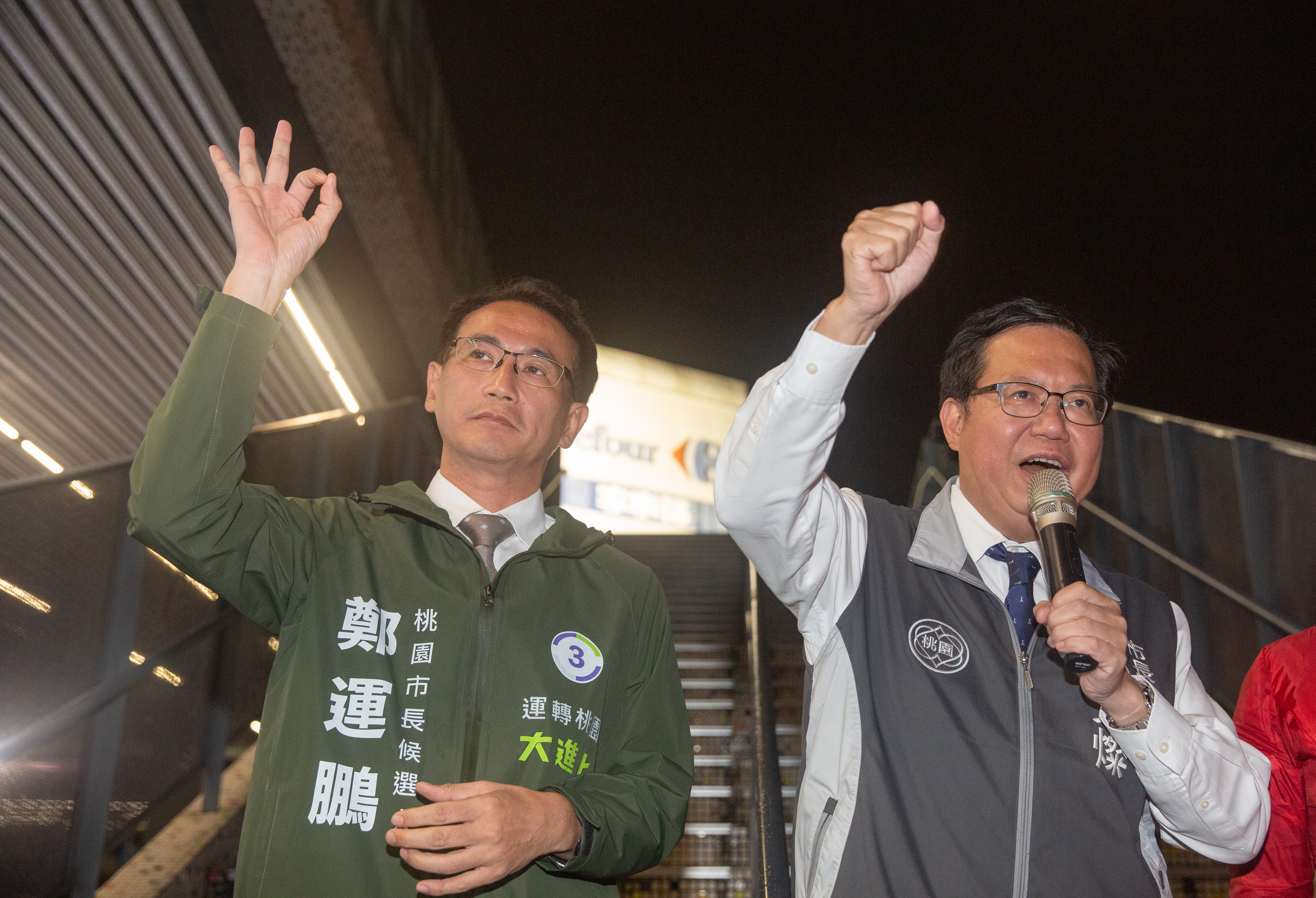 選戰倒數,鄭運鵬(左)在雨中到鄭文燦(右)的故鄉八德拜票。