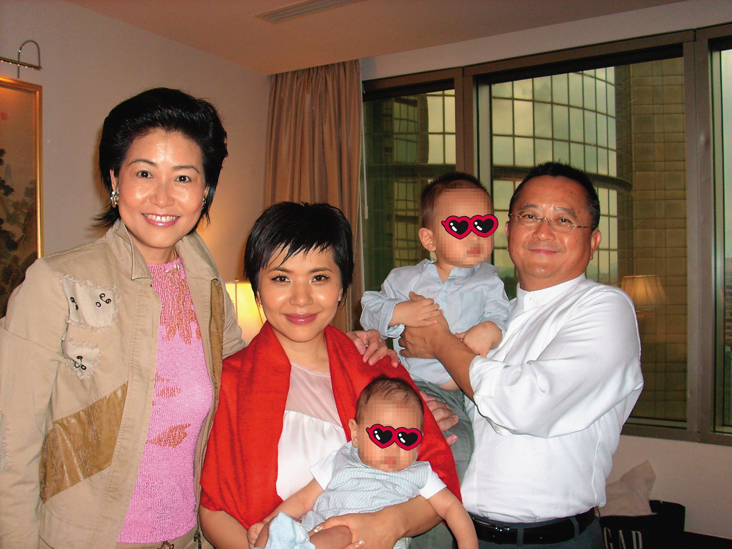 張清芳（左二）與宋學仁（右一）育有2子，曾攜子拜訪朋友。左一為名媛陸莉玲。（陸莉玲提供）