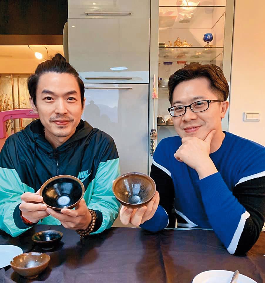 李威(左)連續14年都在車禍去世的舊愛許瑋倫冥誕時發文悼念,他如今低調改行賣茶具。(翻攝自張烜榮臉書)