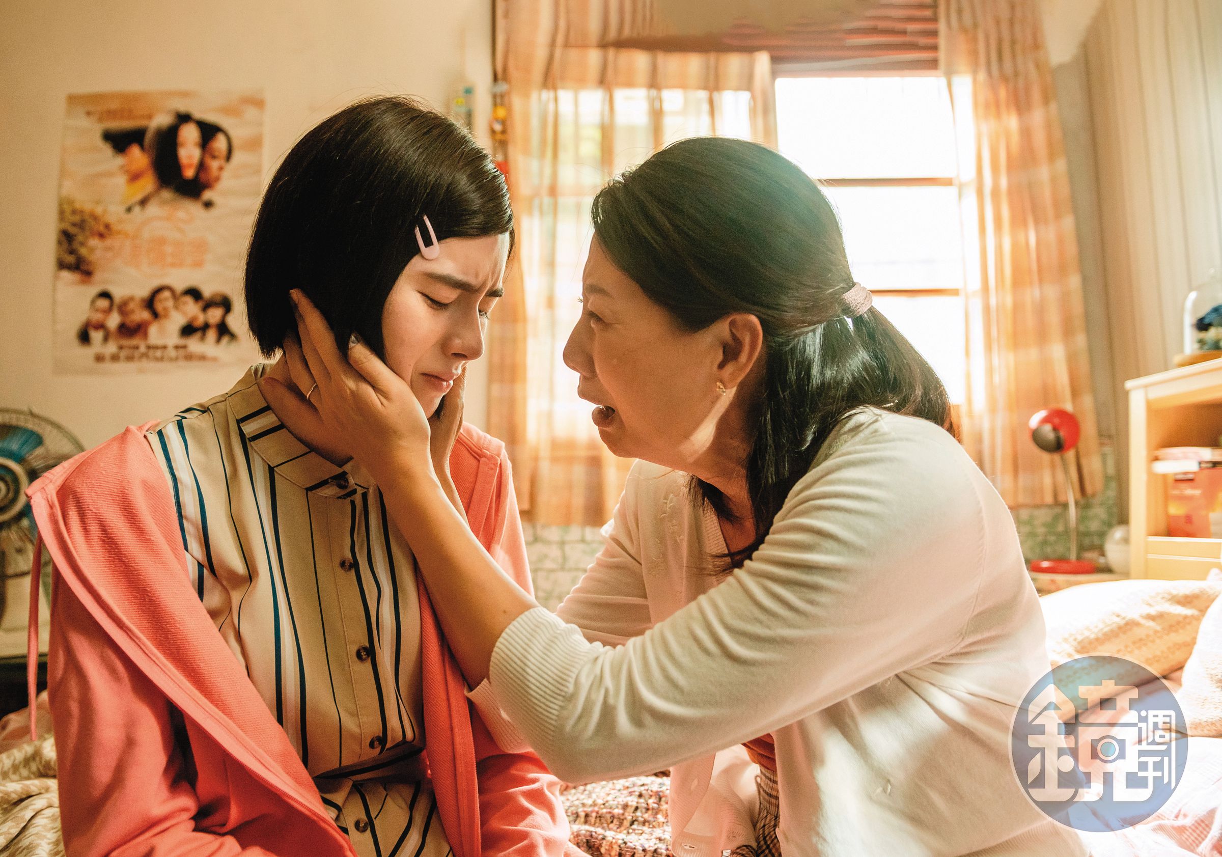 丁寧（右）在《她和她的她》中的女兒遭狼師性侵，拍攝時她情緒激動幾度崩潰。左為林奕嵐（飾演國中時期的許瑋甯）。（Netflix提供）