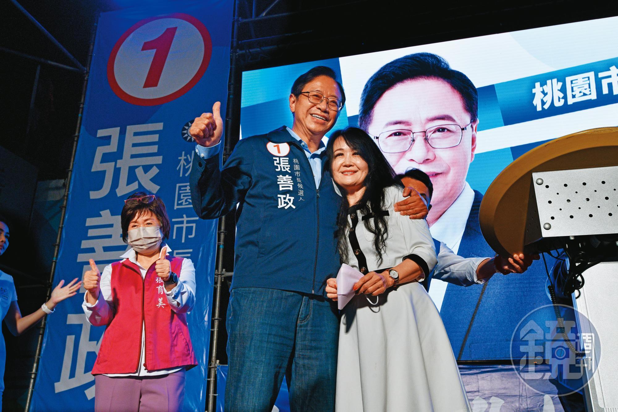 張善政(左)大勝對手超過10萬票,選得比預料中好,他上台謝票時特別拿下口罩,露出少見的大微笑。