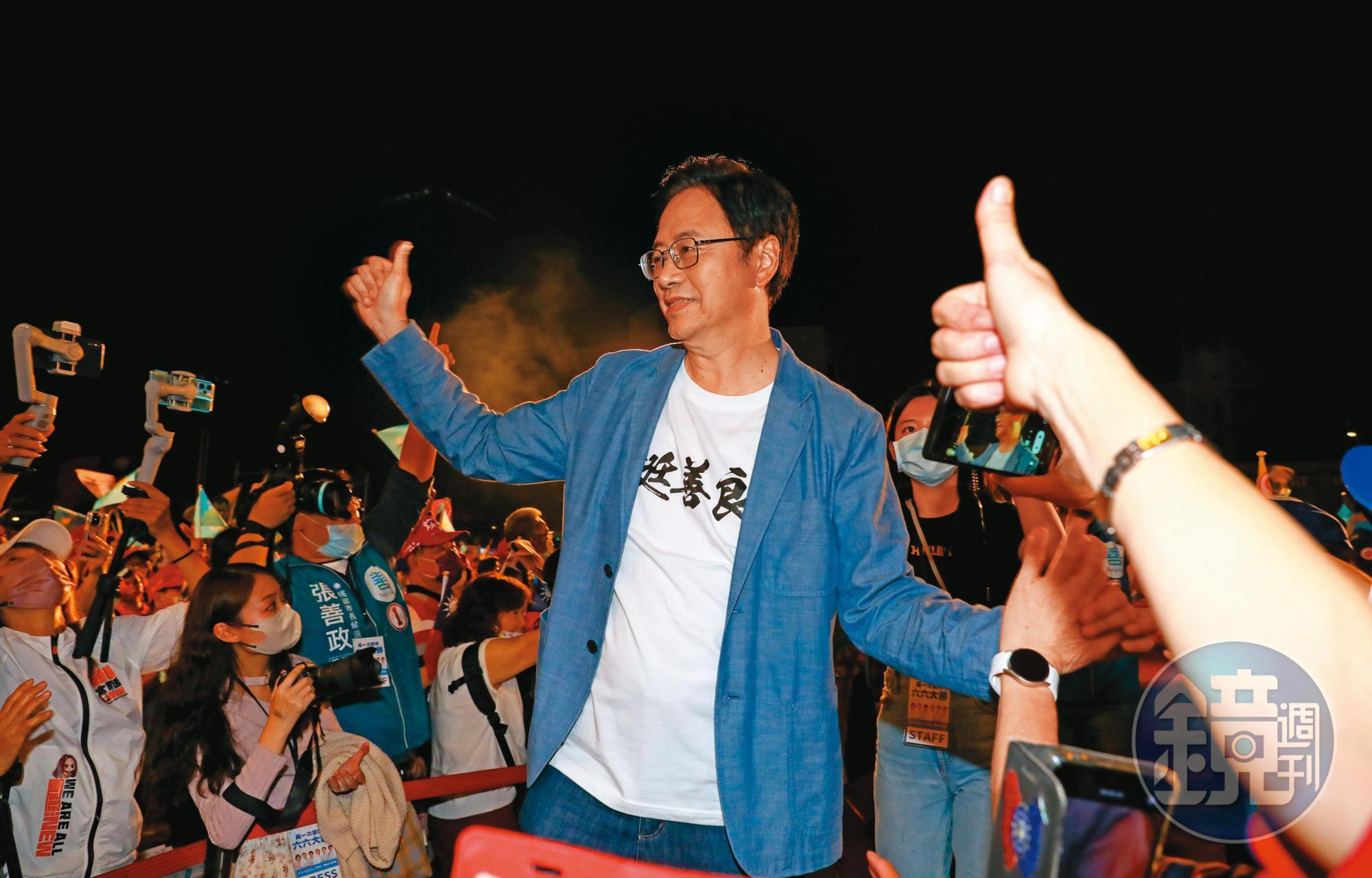 張善政不擅長與群眾互動,11月國民黨在新北市舉辦六都市長候選人誓師大會,他的進場動作明顯生澀,甚至一度同手同腳。