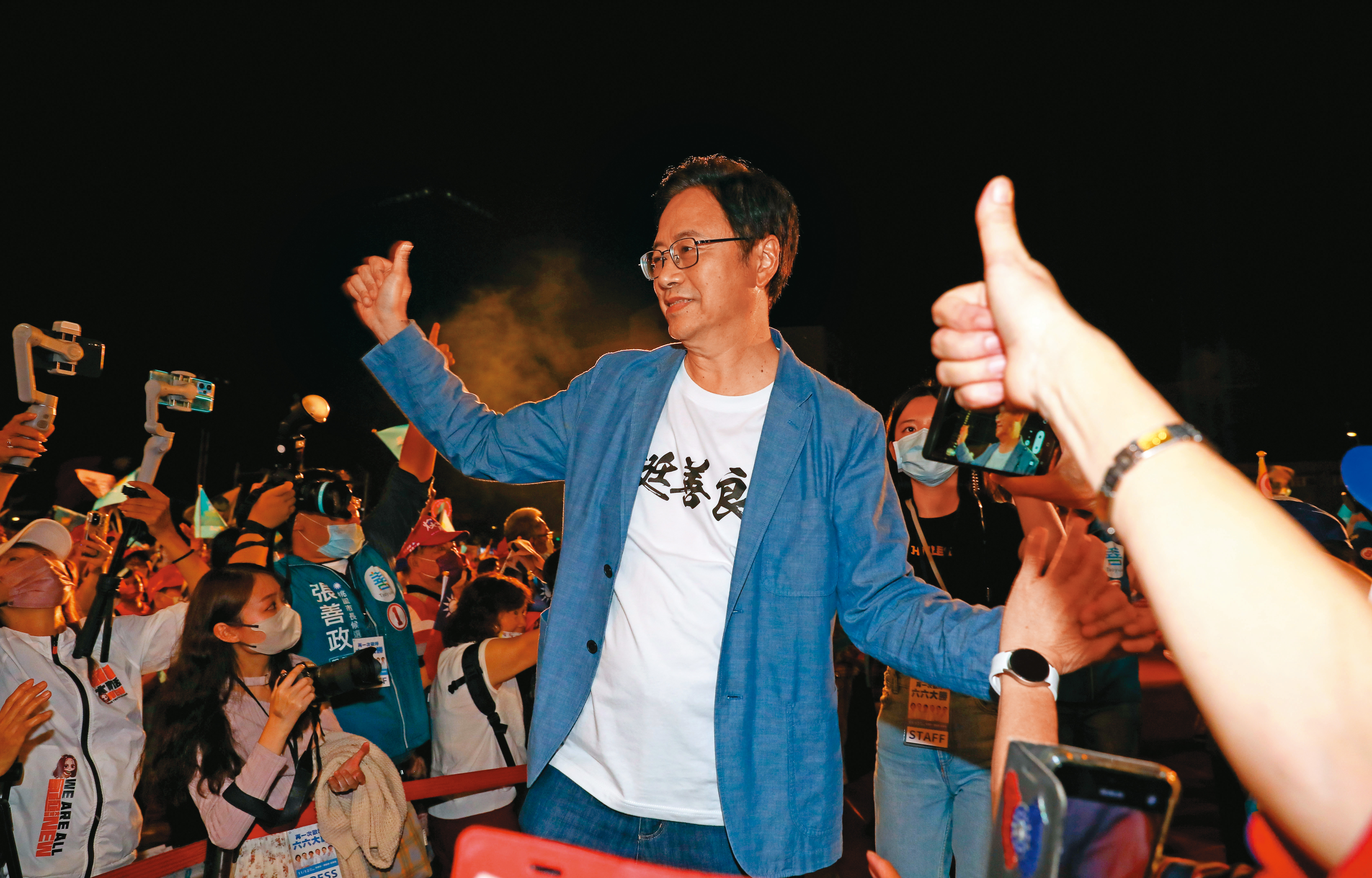 張善政不擅長與群眾互動，11月國民黨在新北市舉辦六都市長候選人誓師大會，他的進場動作明顯生澀，甚至一度同手同腳。